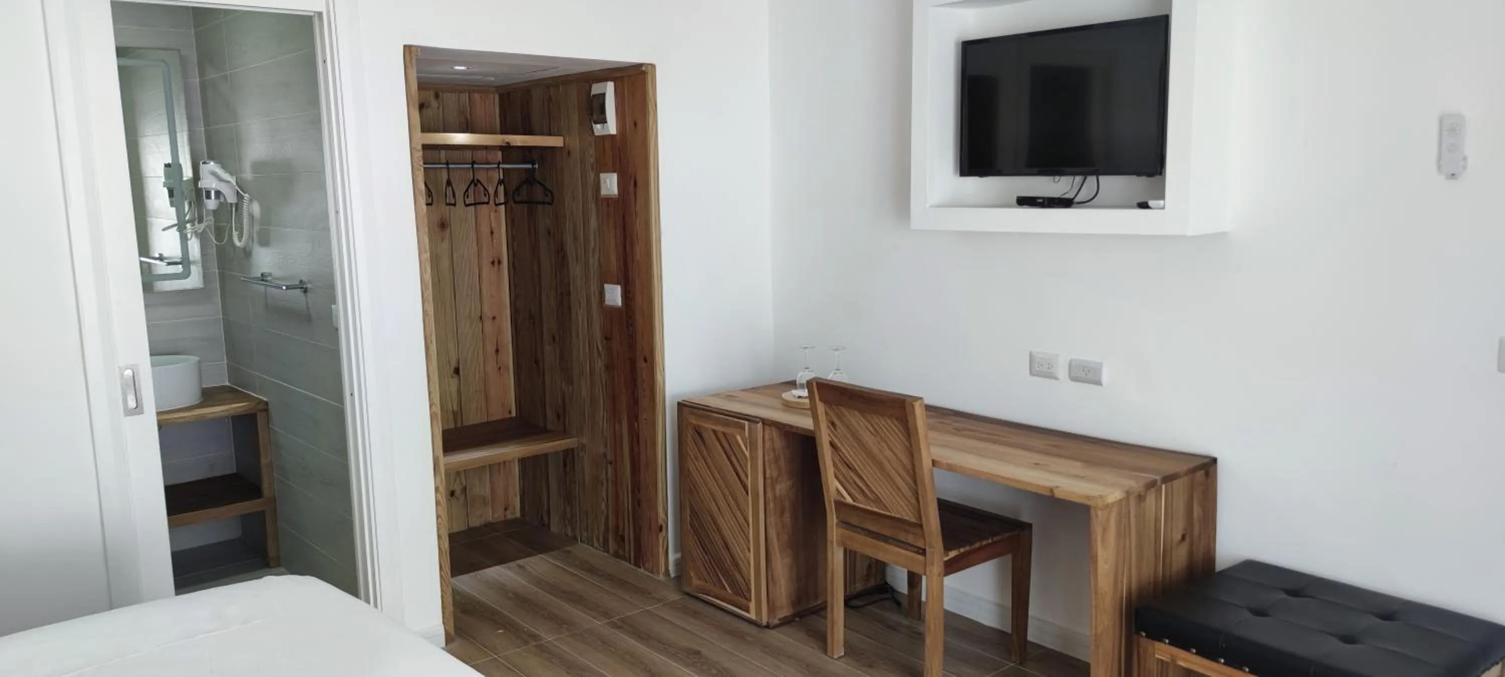 TV and multimedia in Hotel El Quemaito - Luxury Oceanfront Retreat