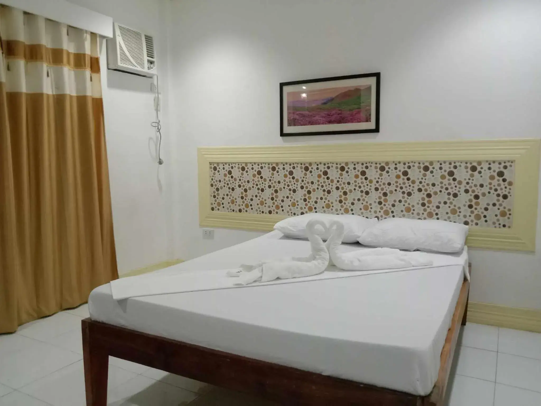 Bed in Bountiful Inn Bed in Bountiful Inn