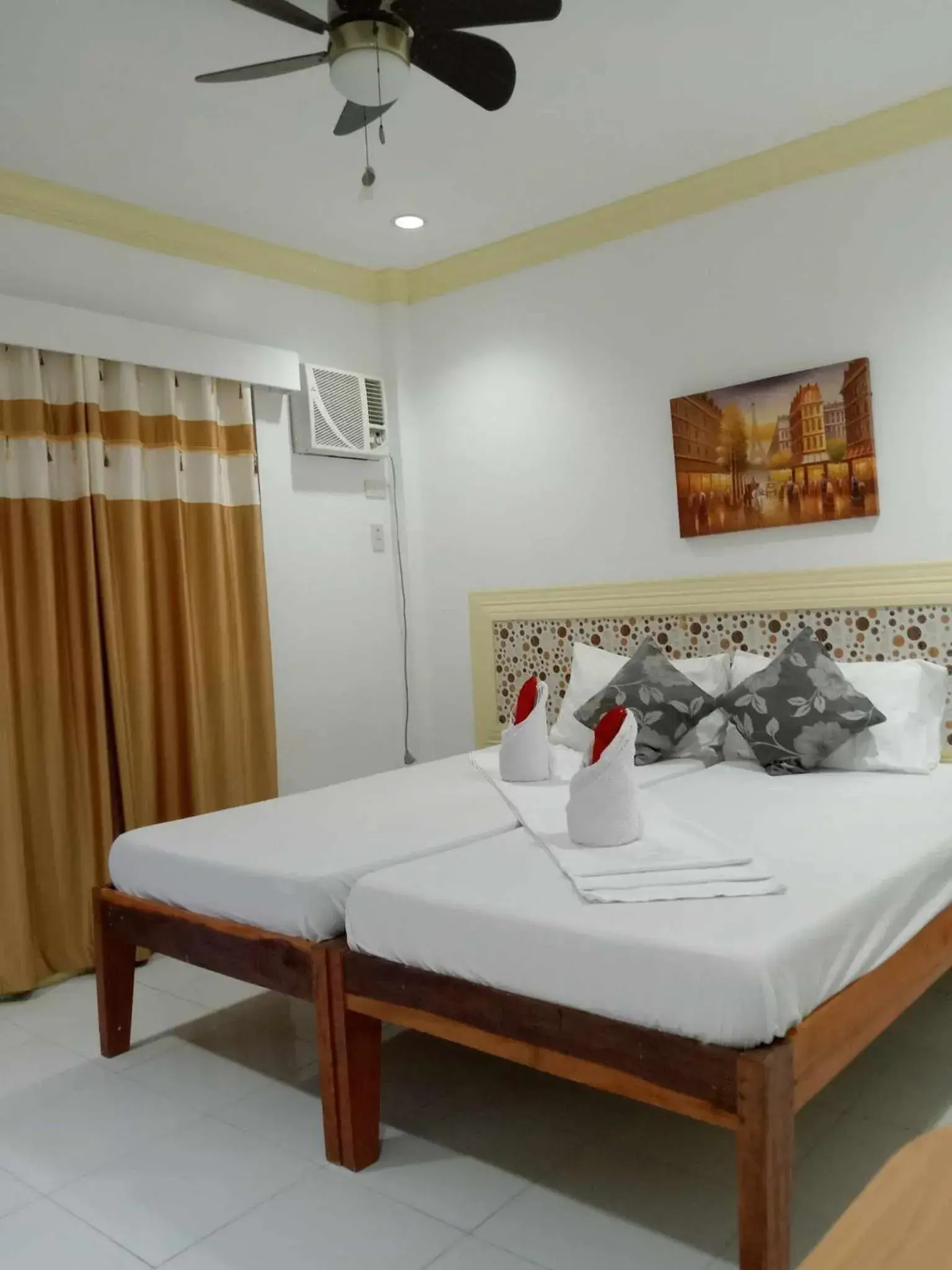 Bed in Bountiful Inn Bed in Bountiful Inn