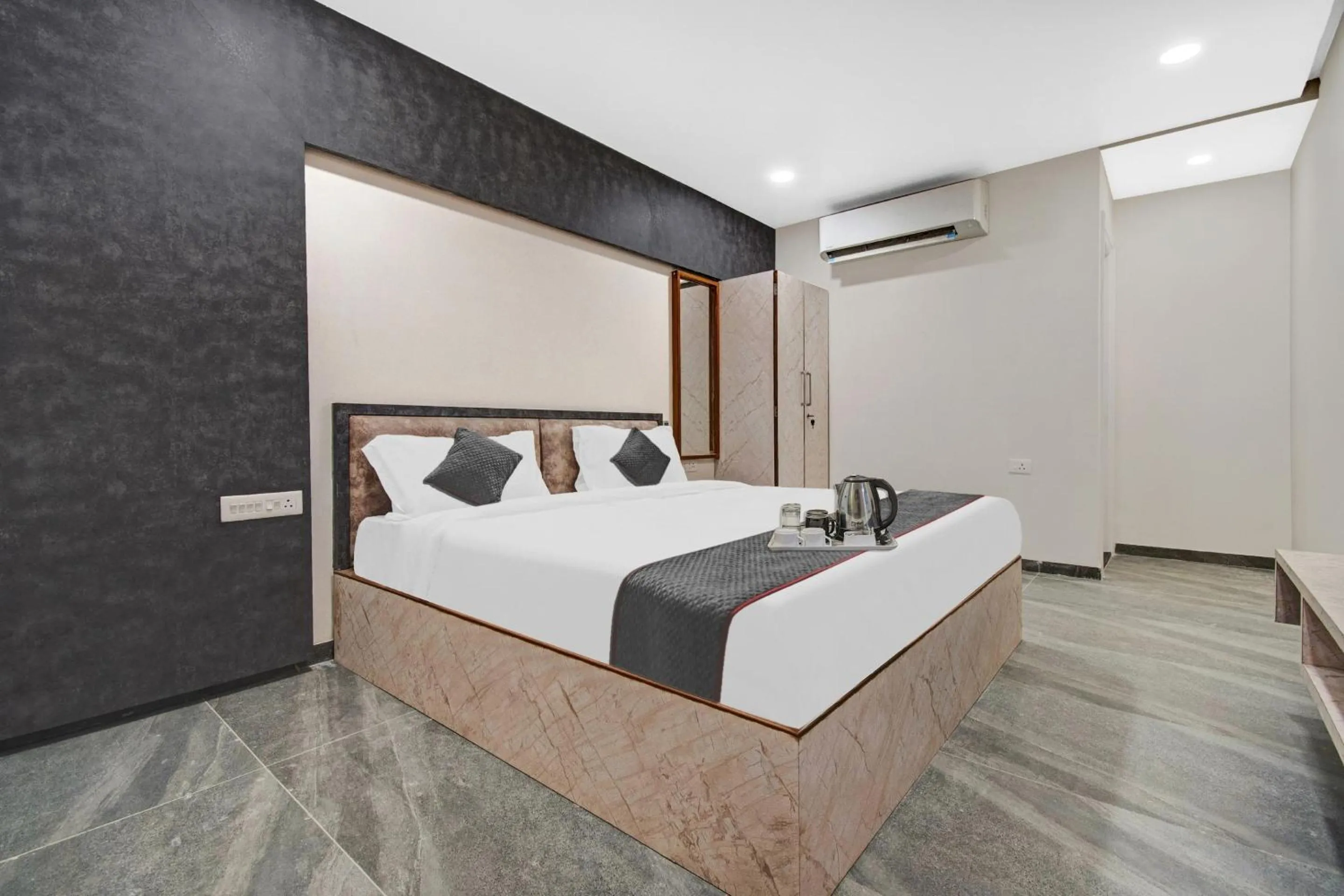 Townhouse OAK Hotel Rudra
