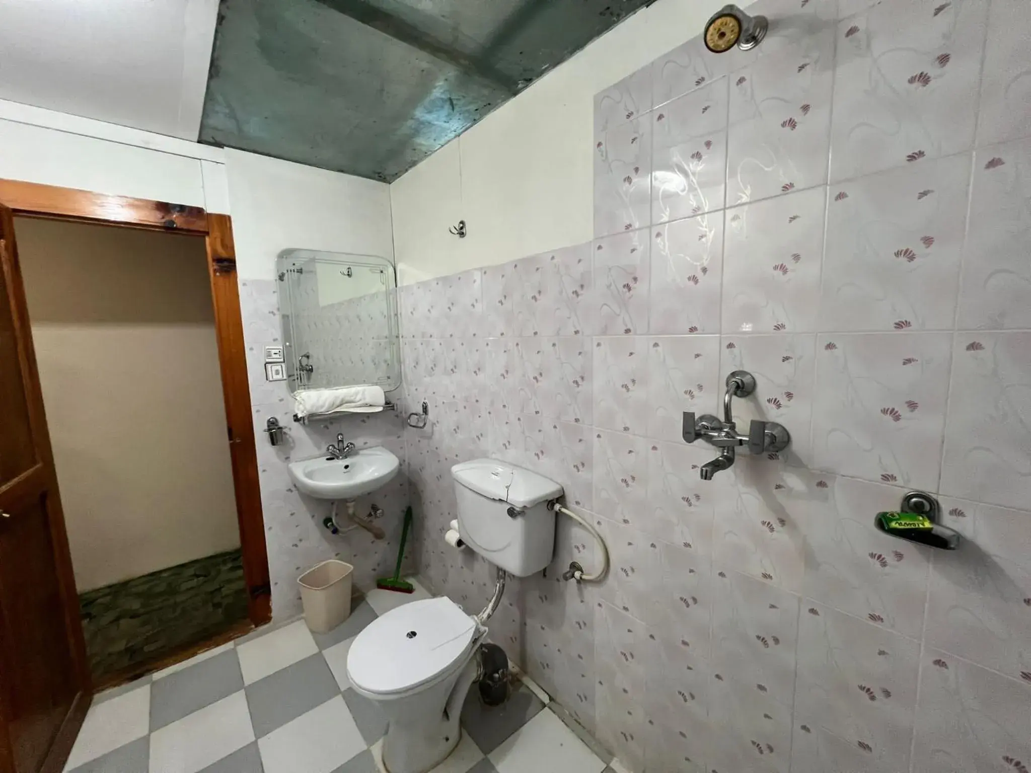Twin Room with Private Bathroom in Hotel Camp de Base Twin Room with Private Bathroom in Hotel Camp de Base