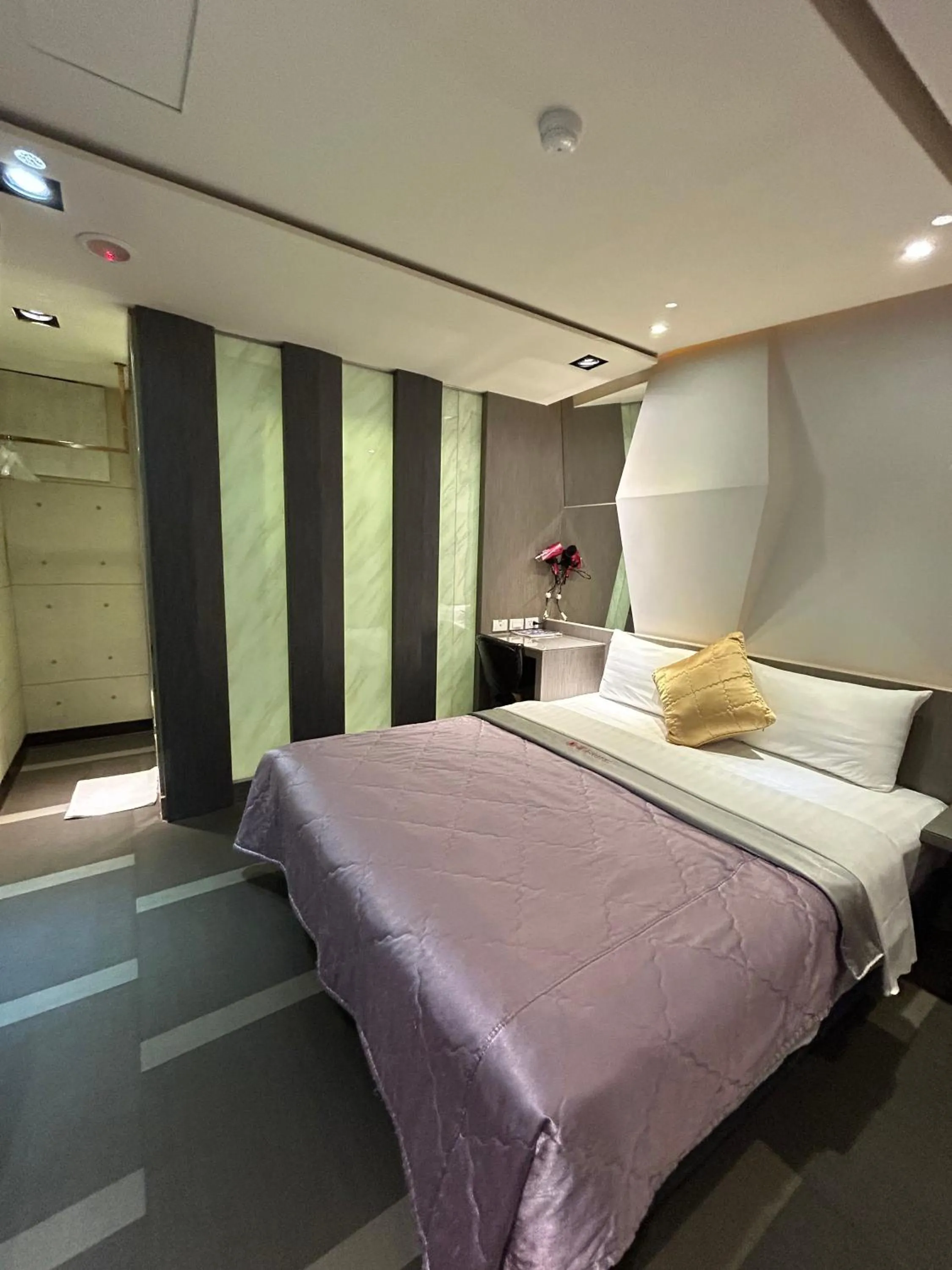 Photo of the whole room, Bed in Benz Hotel