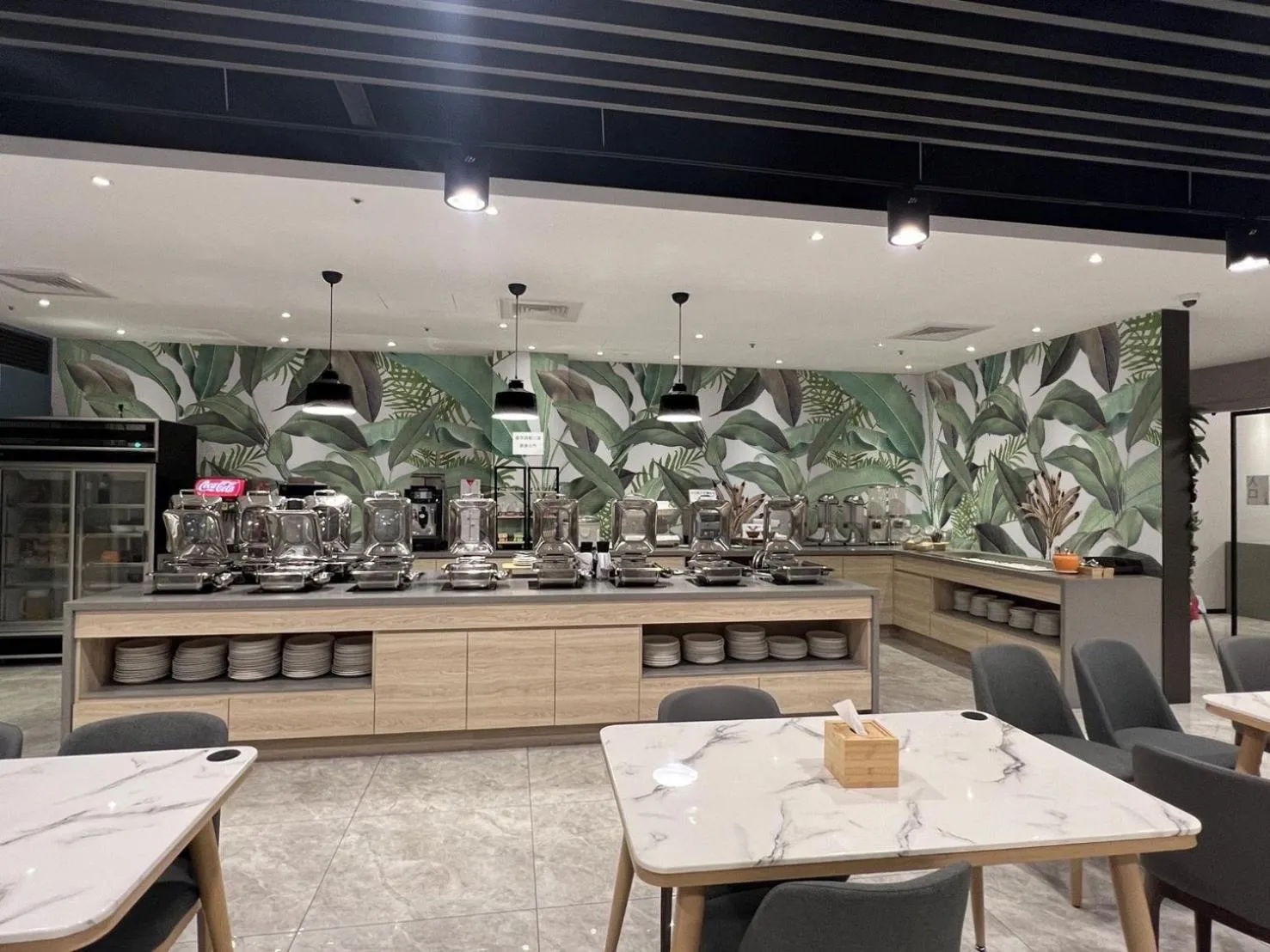 Restaurant/places to eat in Benz Hotel