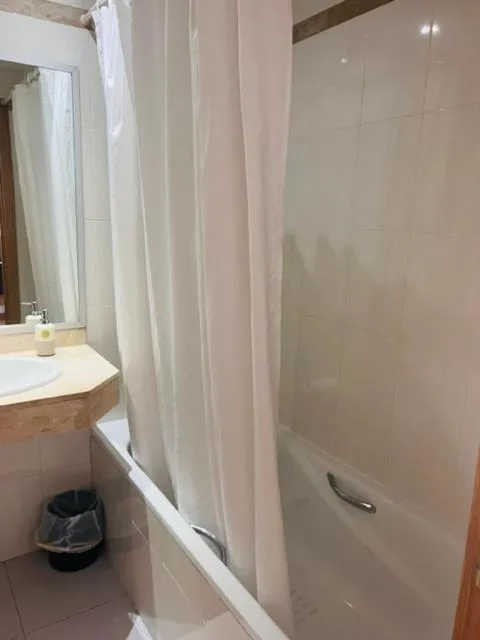 Bathroom in Hotel Travessera