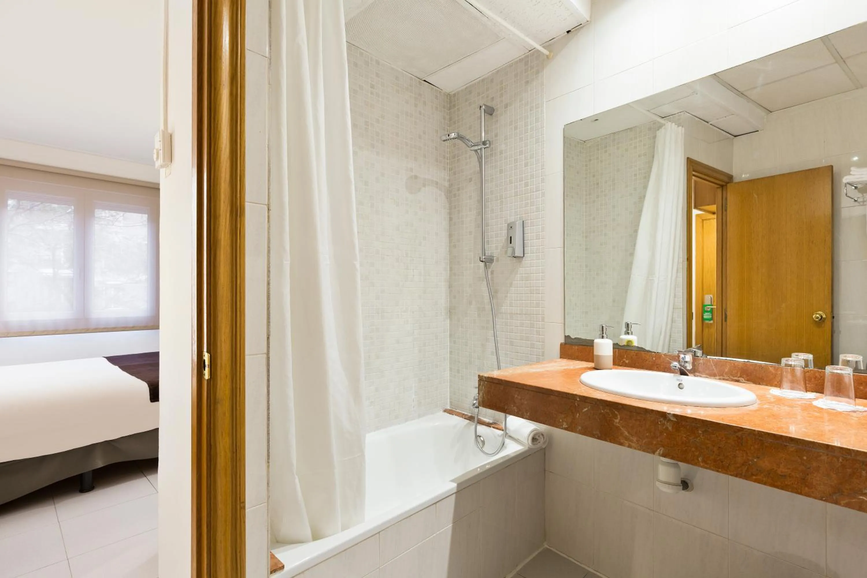 Bathroom, Bed in Hotel Travessera