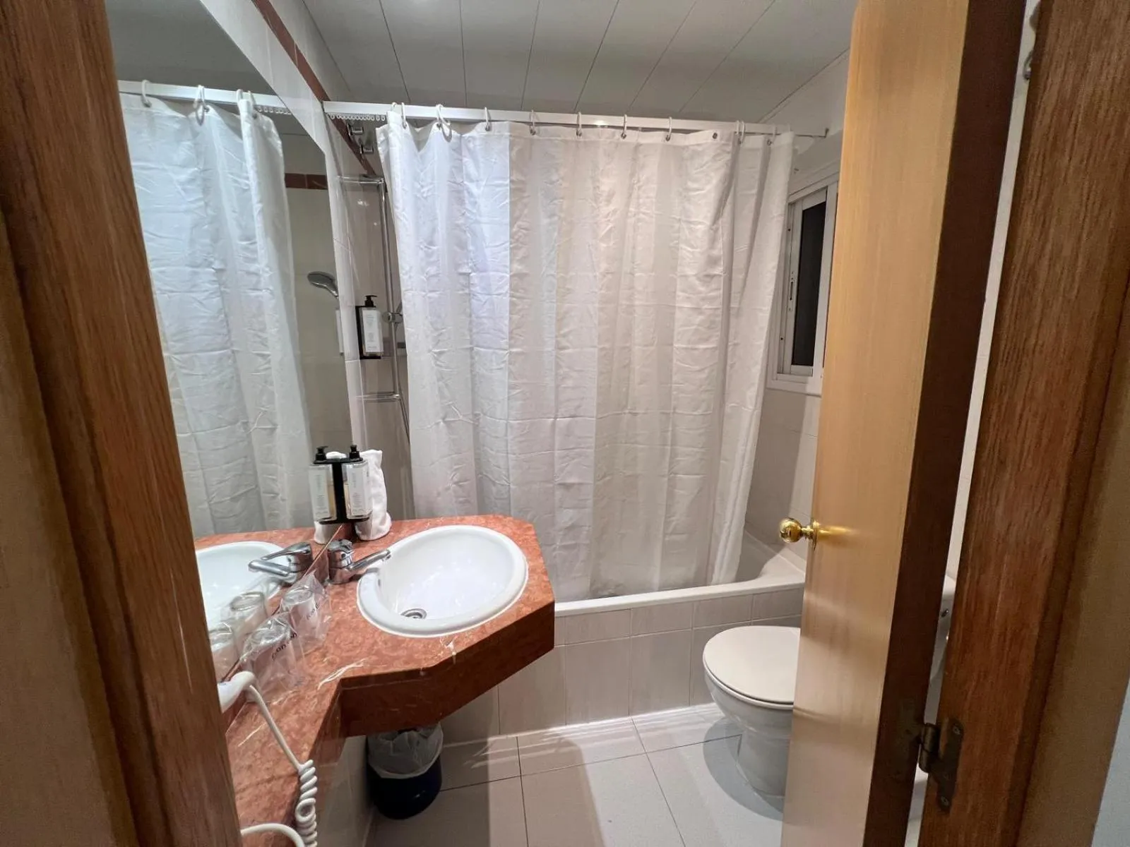 Toilet in Hotel Travessera