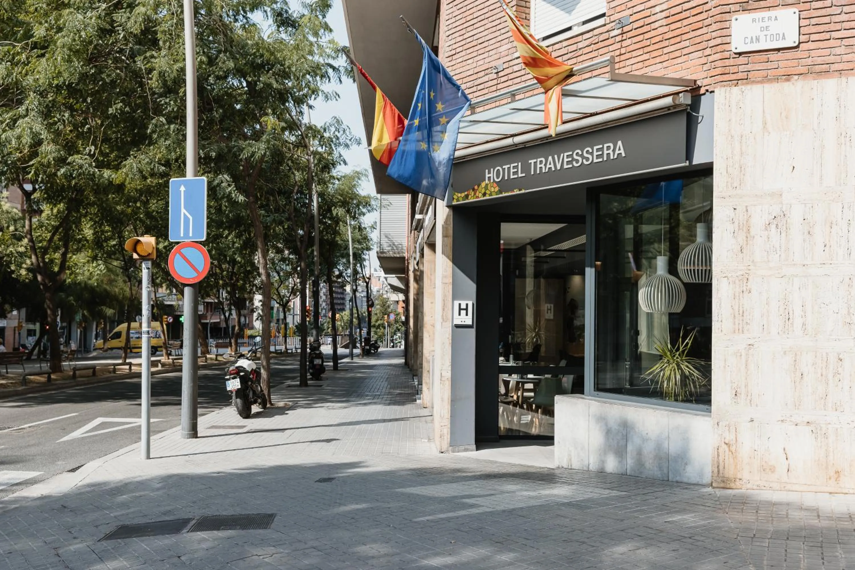Facade/entrance in Hotel Travessera