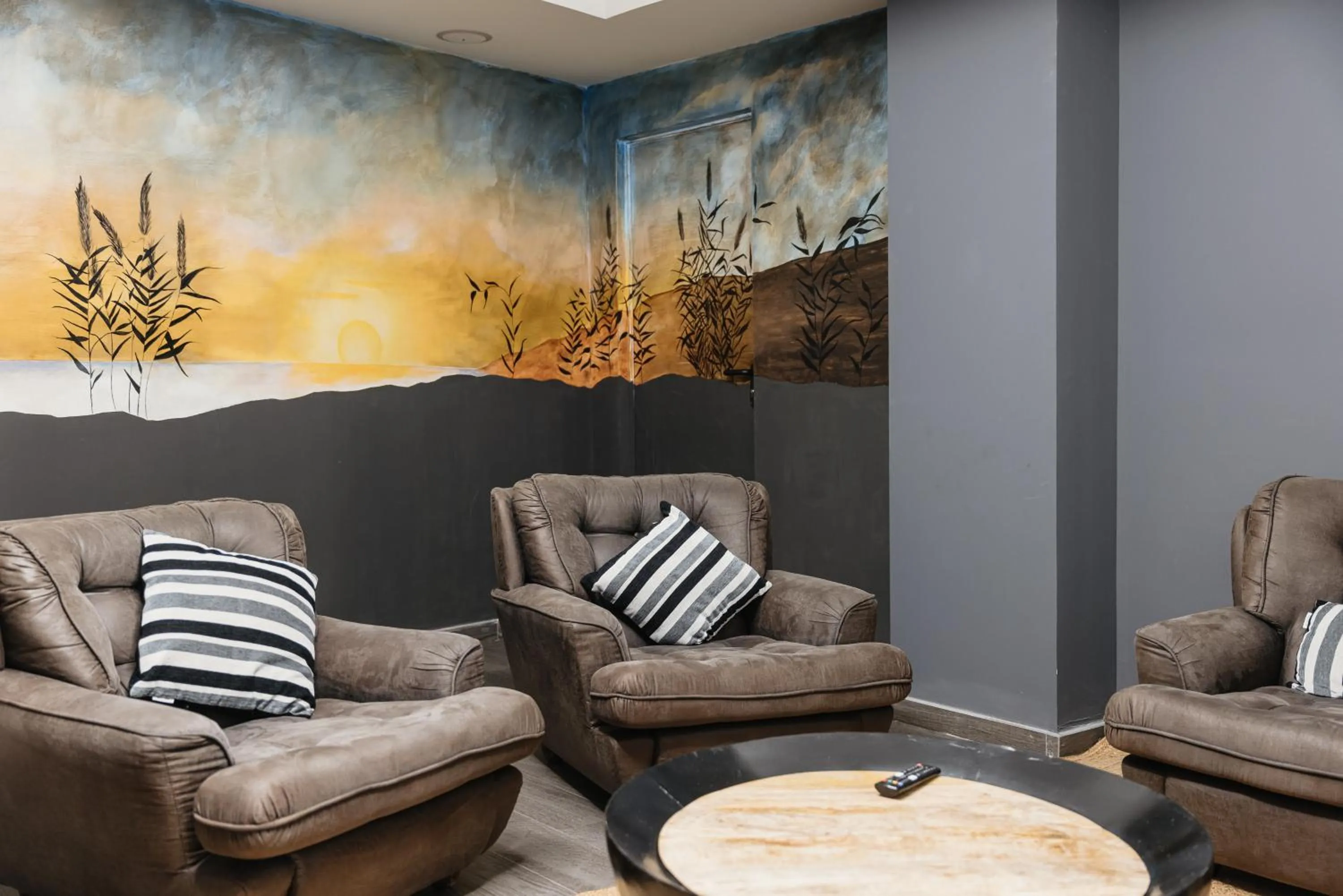 Communal lounge/ TV room in Hotel Travessera