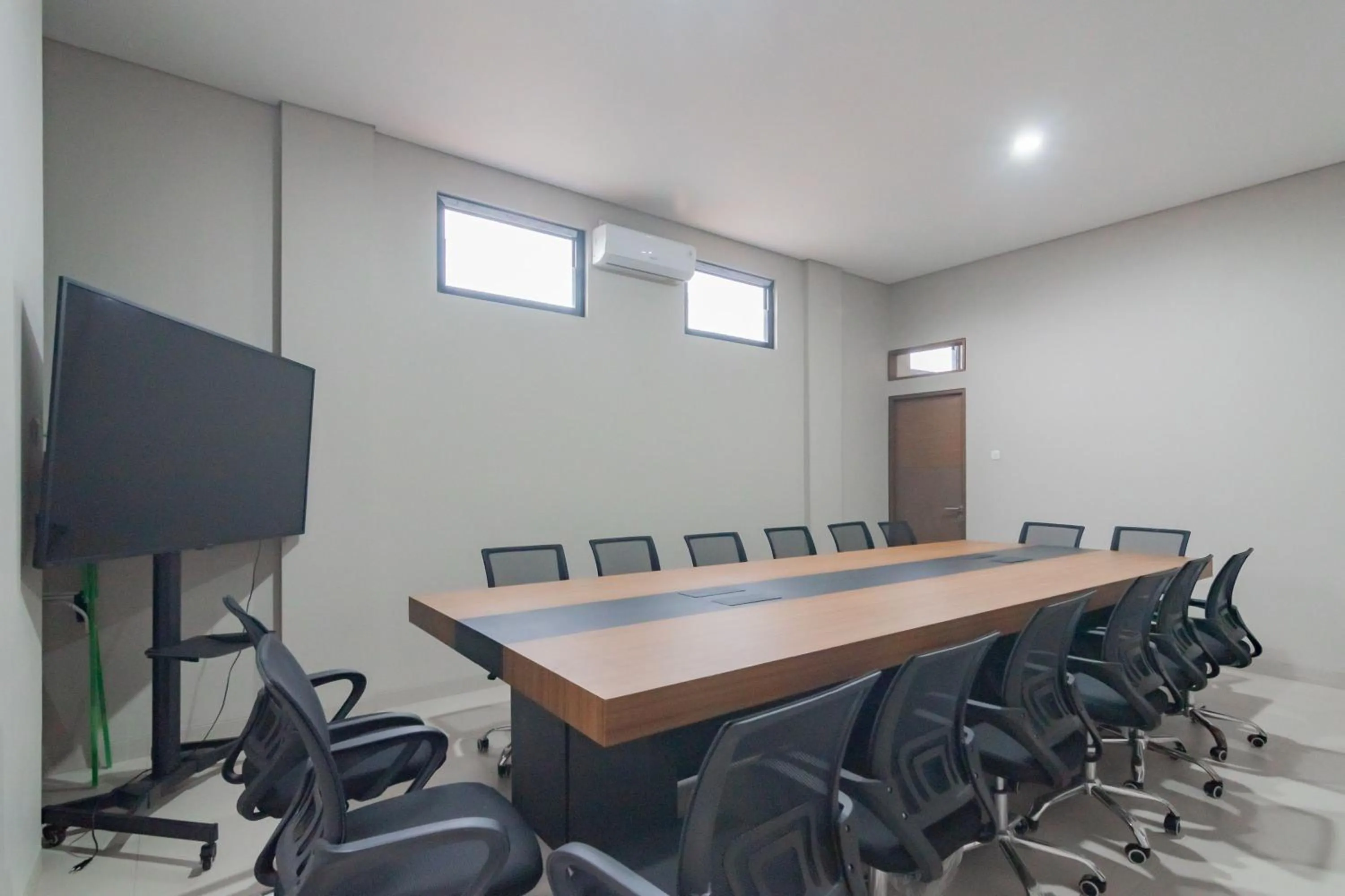 Meeting/conference room in Urbanview Elephant Eleven Residence Buah Batu Bandung by RedDoorz