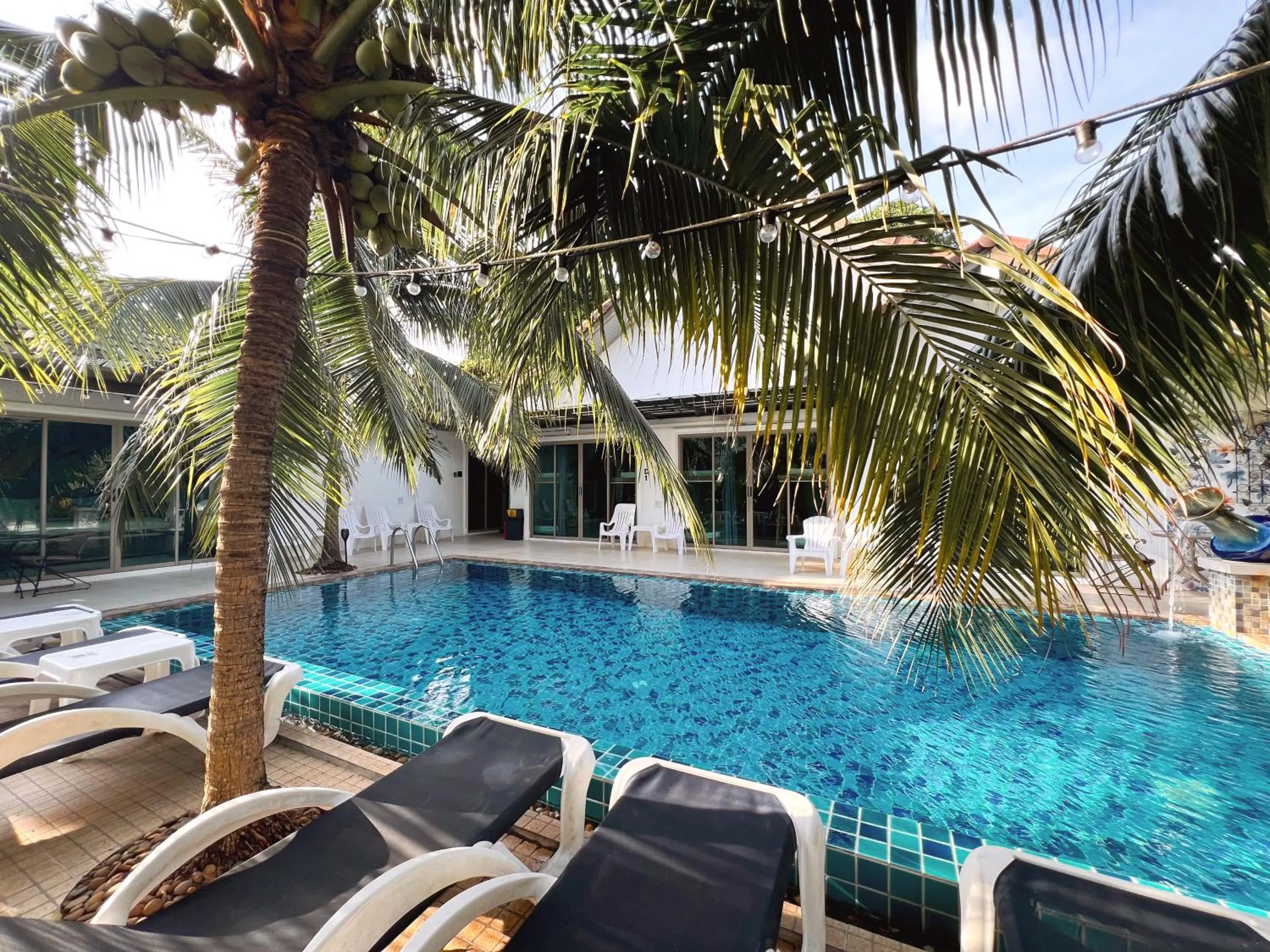 Swimming pool in The Snug Airportel - Phuket Airport