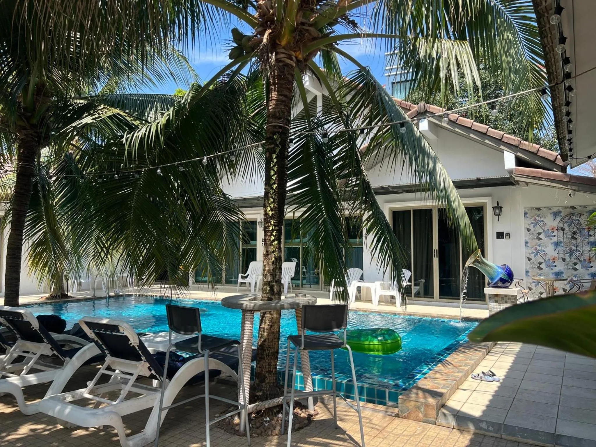 Swimming pool in The Snug Airportel - Phuket Airport