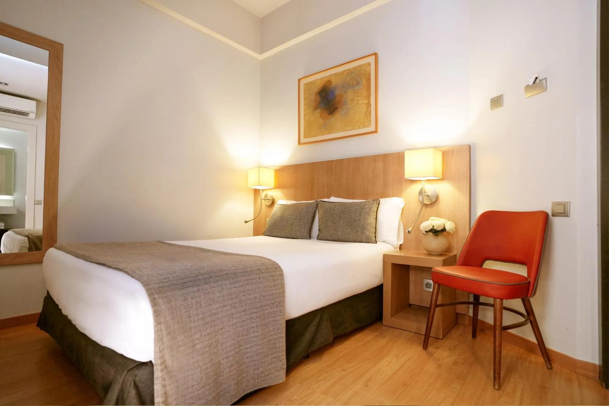 Photo of the whole room, Bed in Arc La Rambla