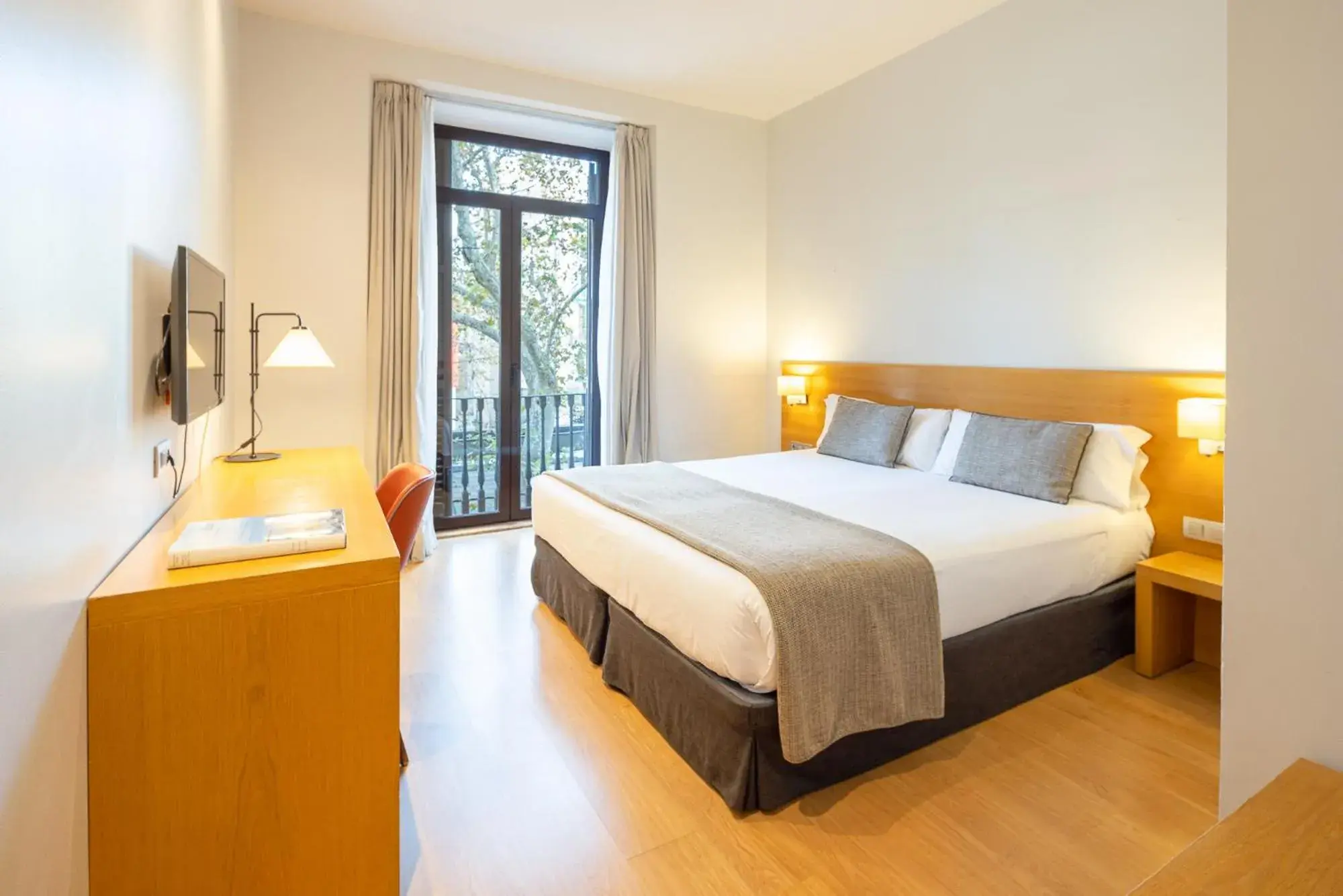 Photo of the whole room, Bed in Arc La Rambla Photo of the whole room, Bed in Arc La Rambla
