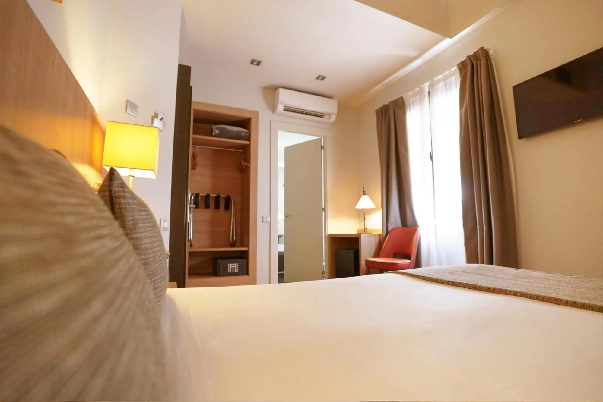 Photo of the whole room, Bed in Arc La Rambla