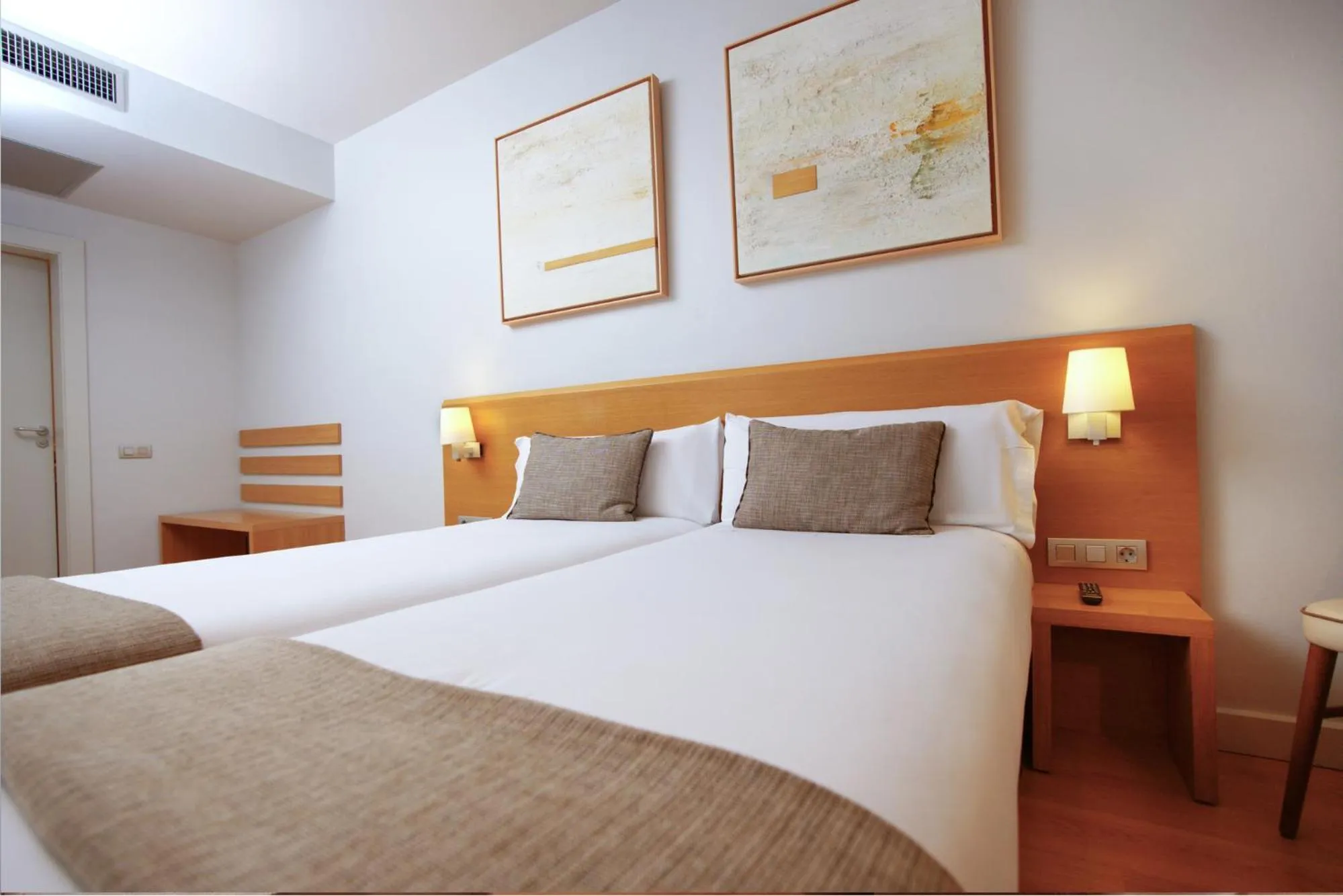 Photo of the whole room, Bed in Arc La Rambla