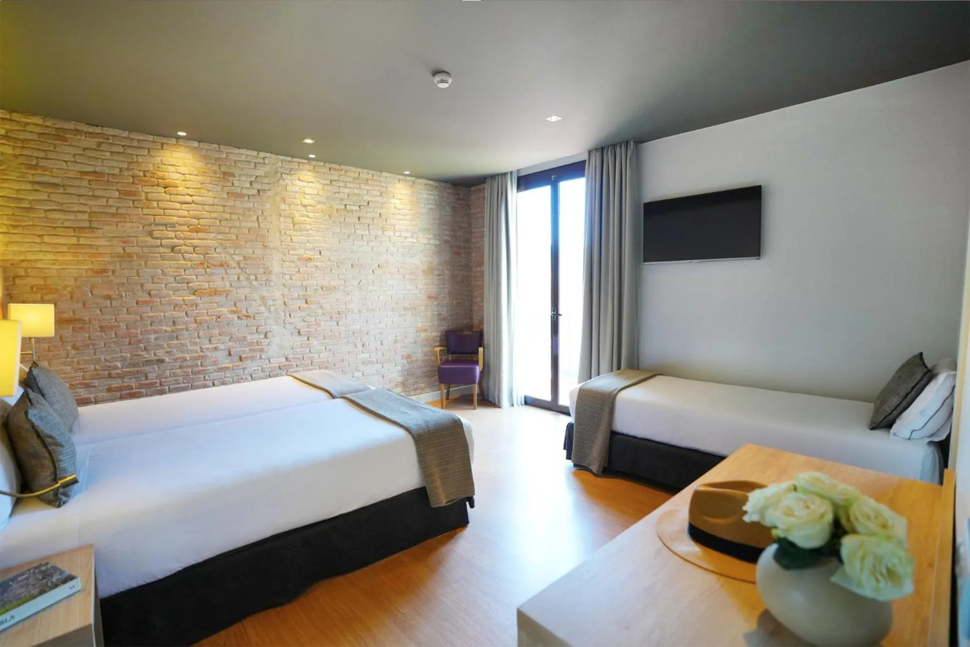 Photo of the whole room, Bed in Arc La Rambla