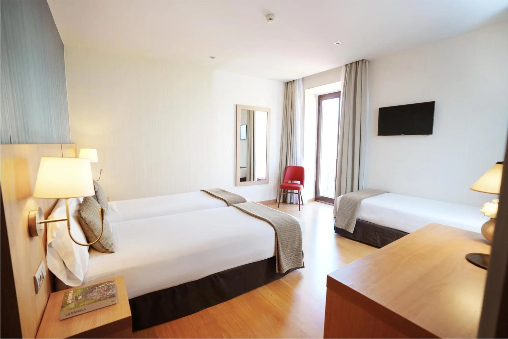 Photo of the whole room, Bed in Arc La Rambla