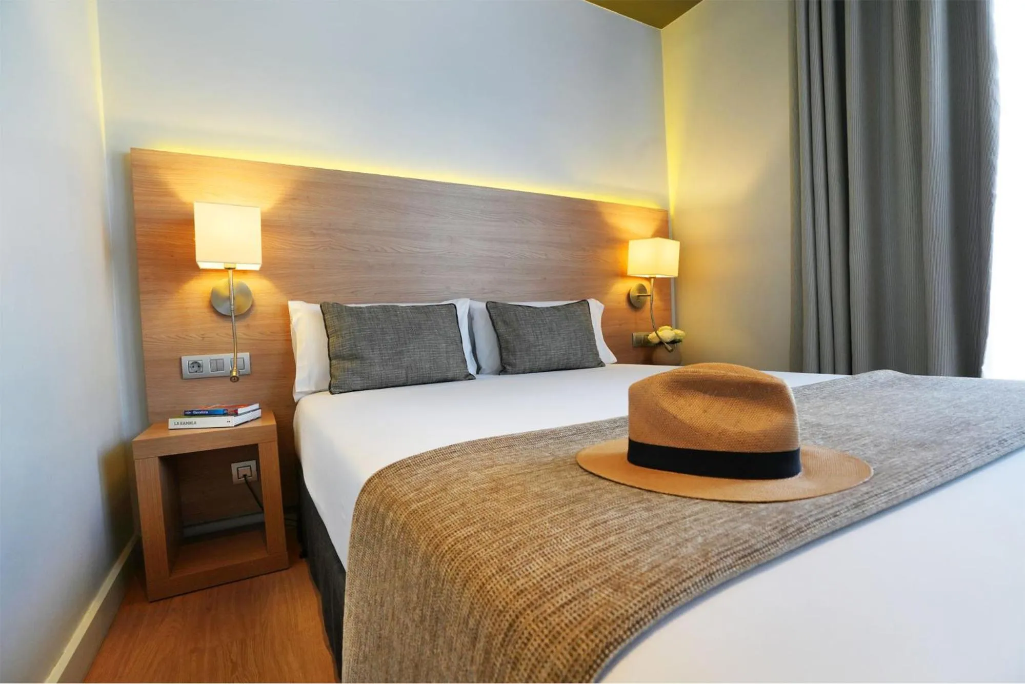 Photo of the whole room, Bed in Arc La Rambla