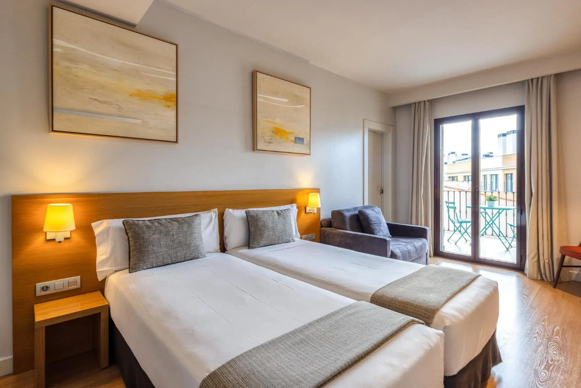 Photo of the whole room, Bed in Arc La Rambla Photo of the whole room, Bed in Arc La Rambla