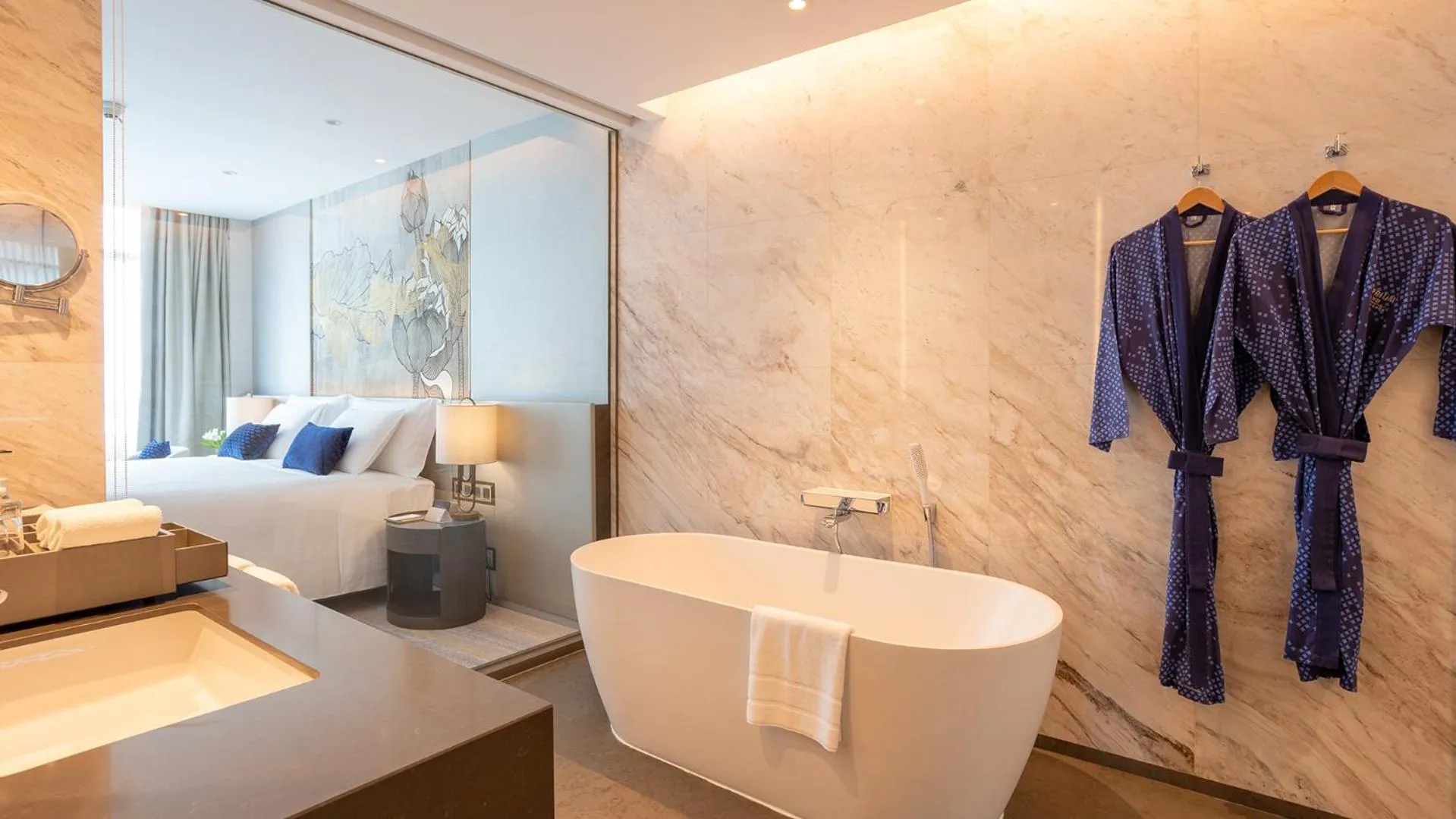 Bathroom, Bed in Chatrium Grand Bangkok