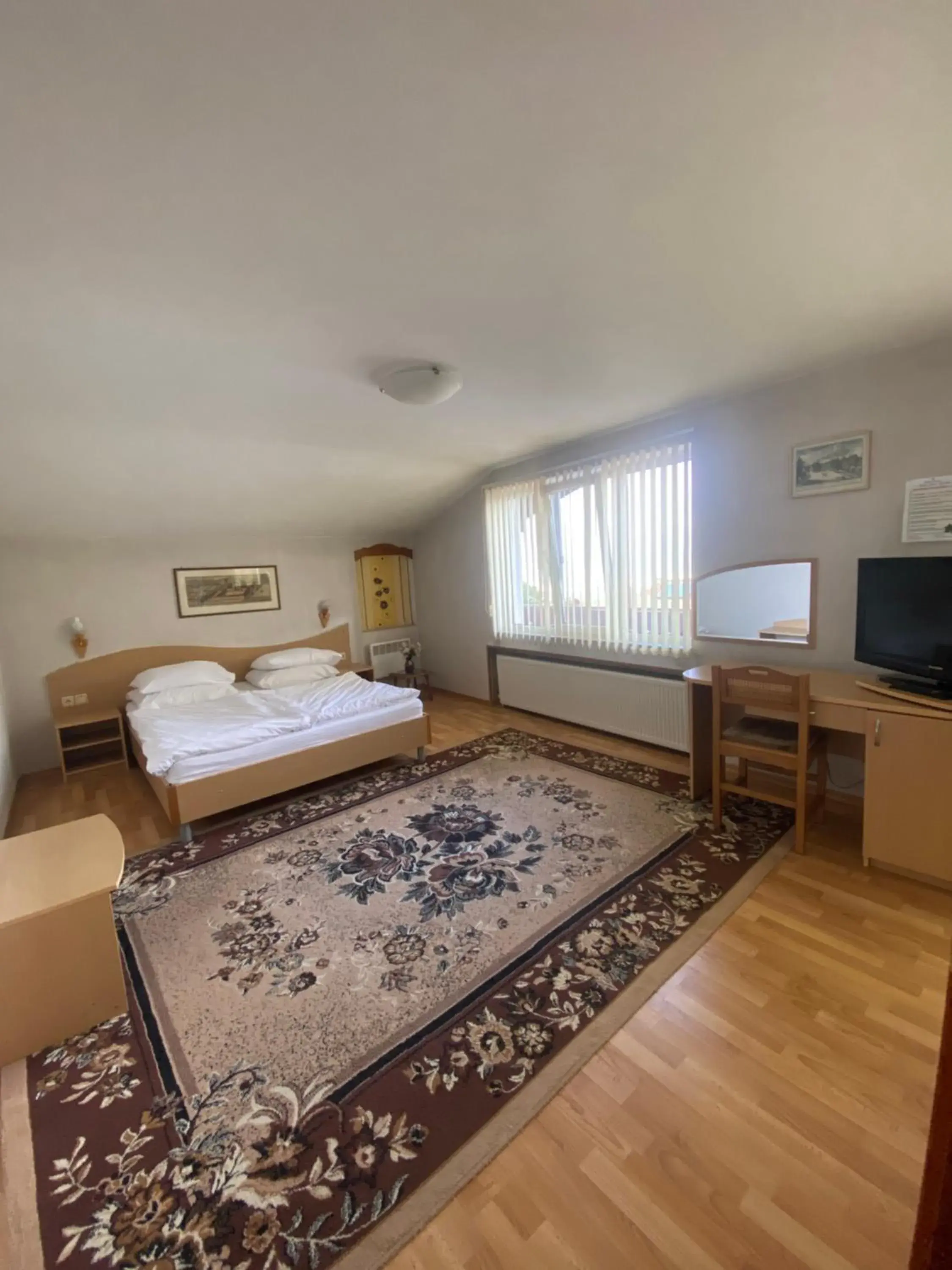 Deluxe Double Room with Shower in Family Hotel Zdravets Deluxe Double Room with Shower in Family Hotel Zdravets