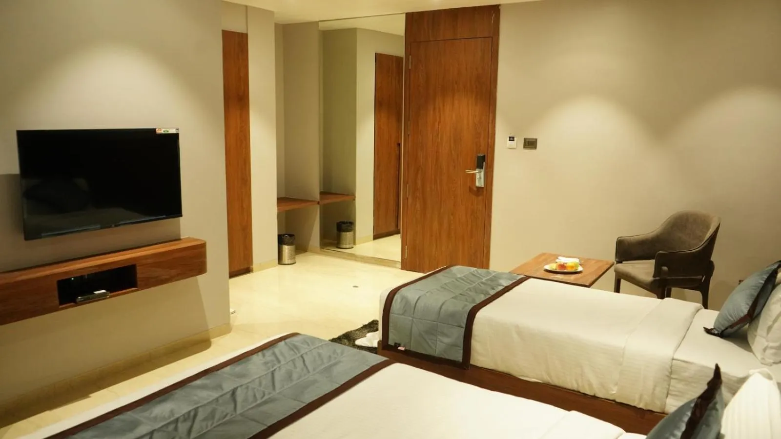 TV and multimedia, Bed in Alaukik Hotel