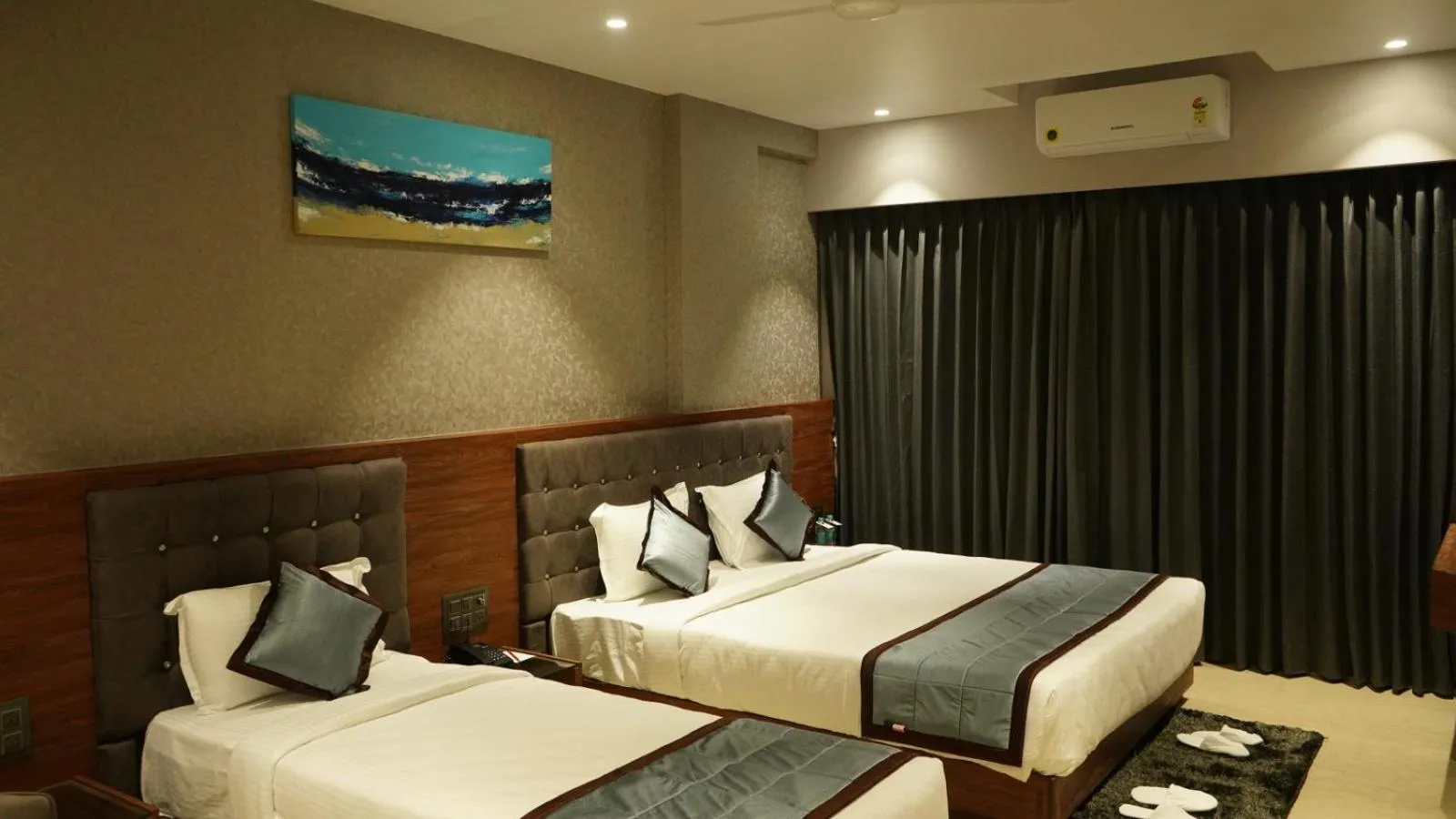 acessibility, Bed in Alaukik Hotel