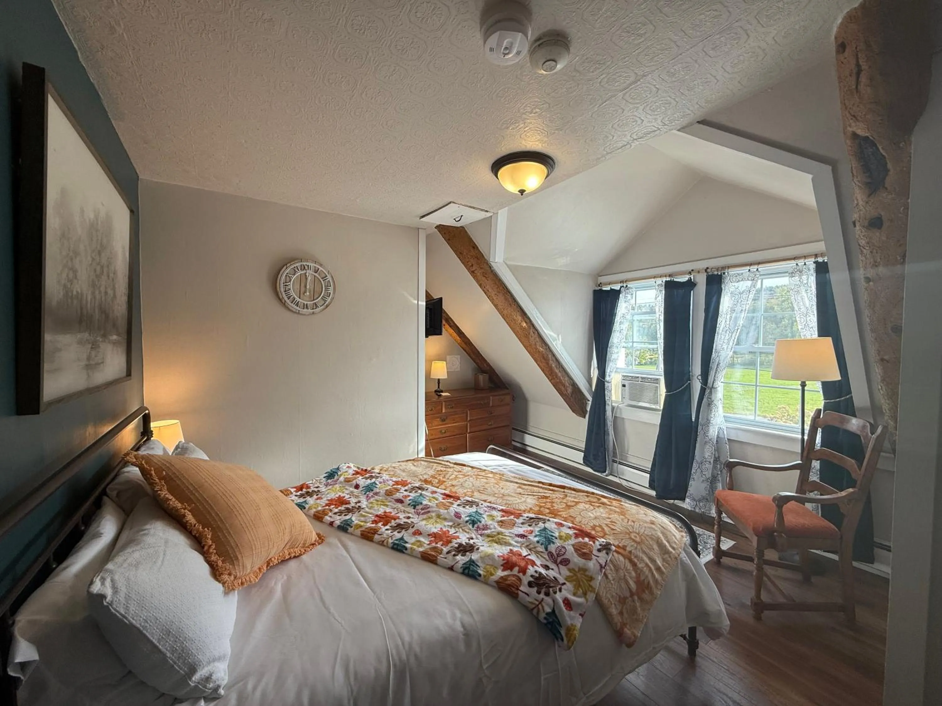 Property building, Bed in Stone Hearth Inn and Eatery