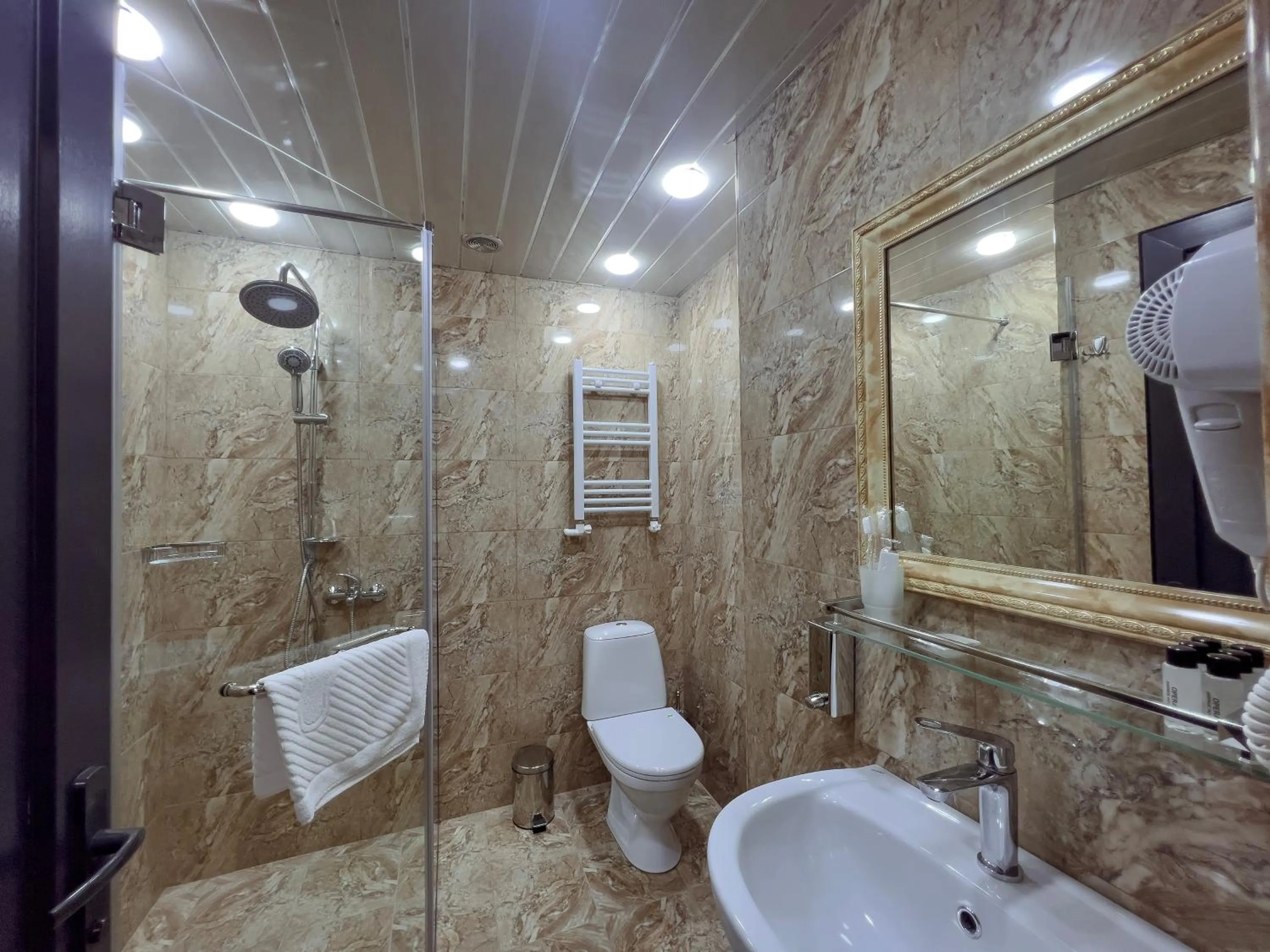 Shower in Opera Avenue Hotel