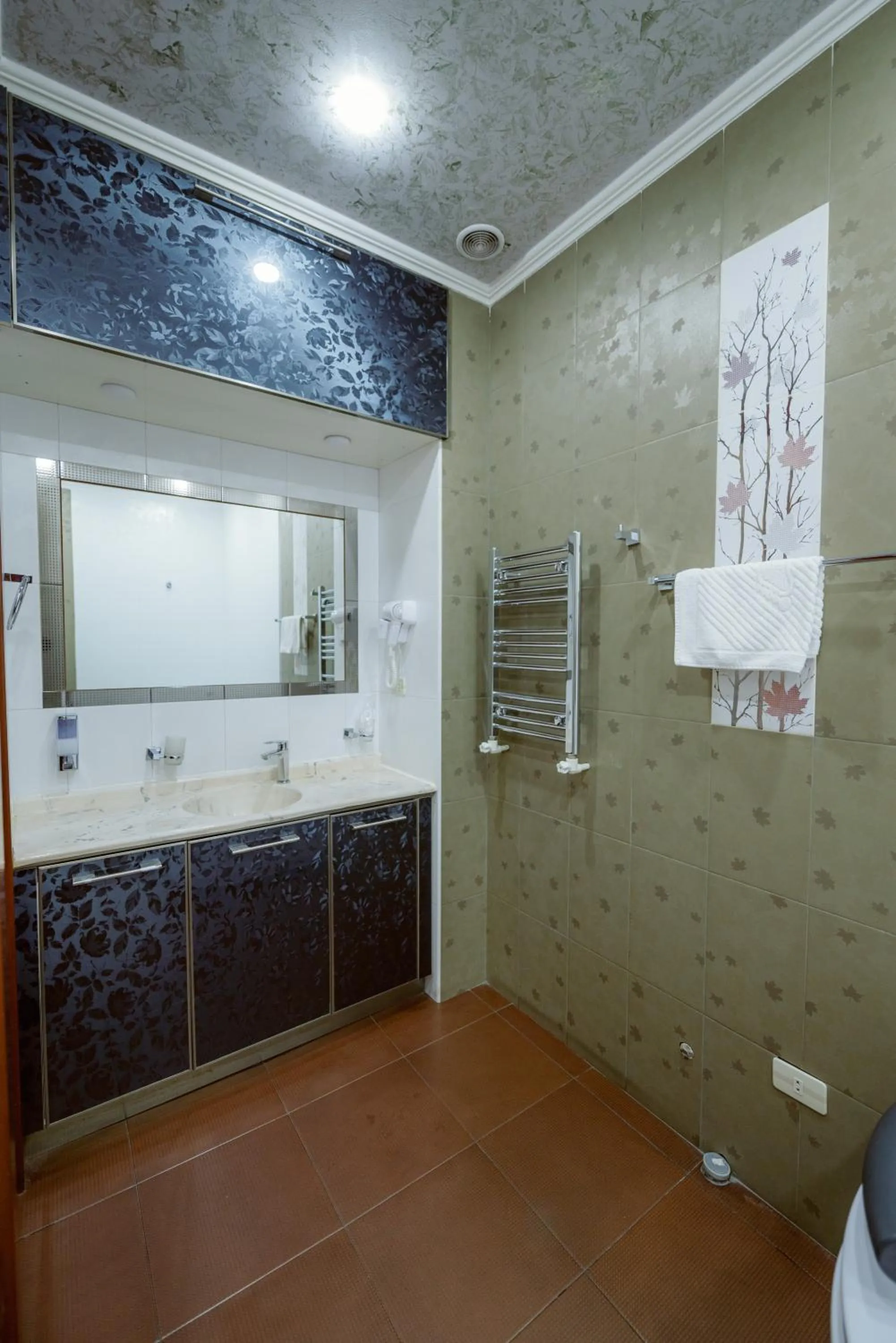 Shower in Opera Avenue Hotel