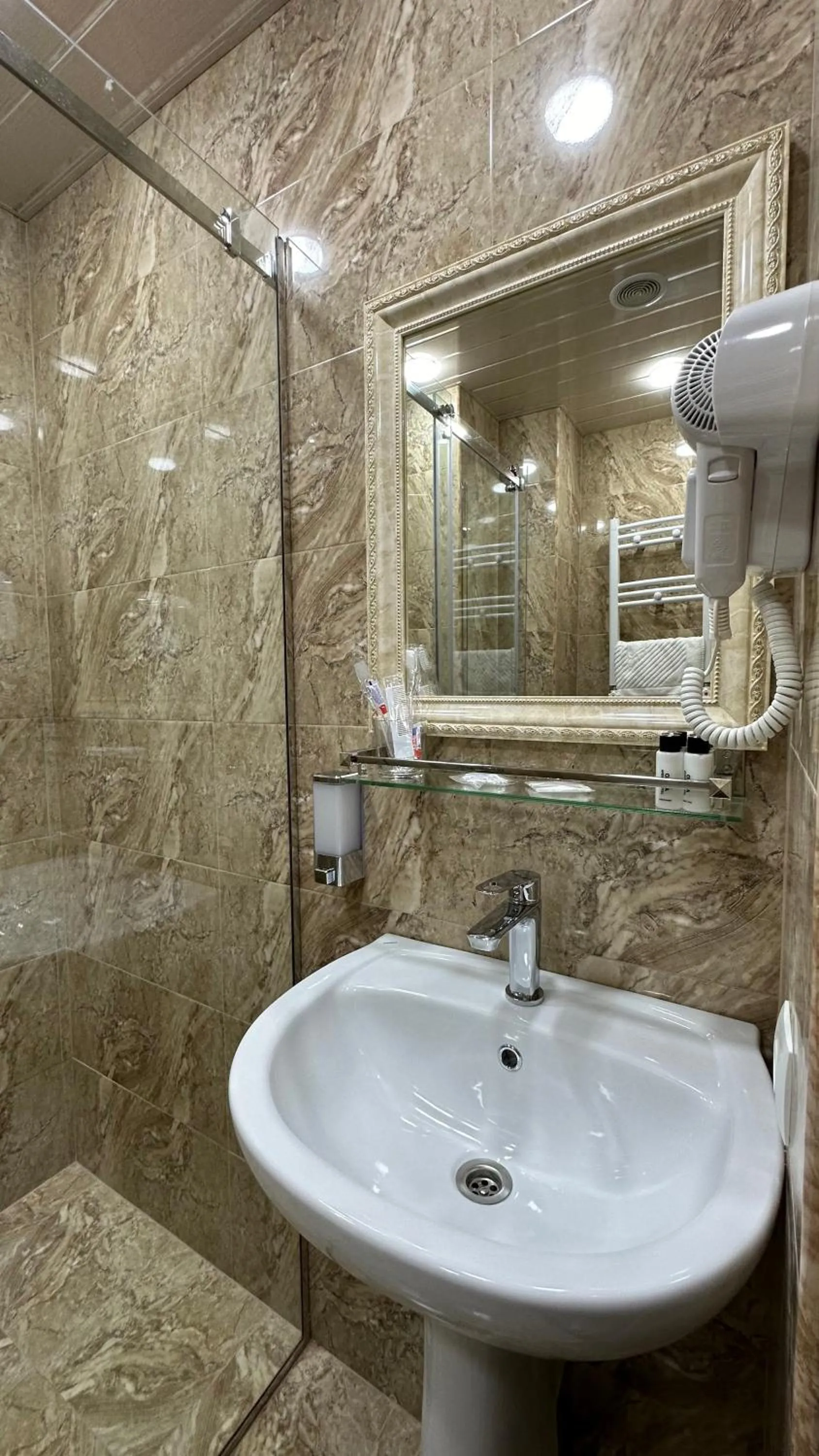 Shower in Opera Avenue Hotel