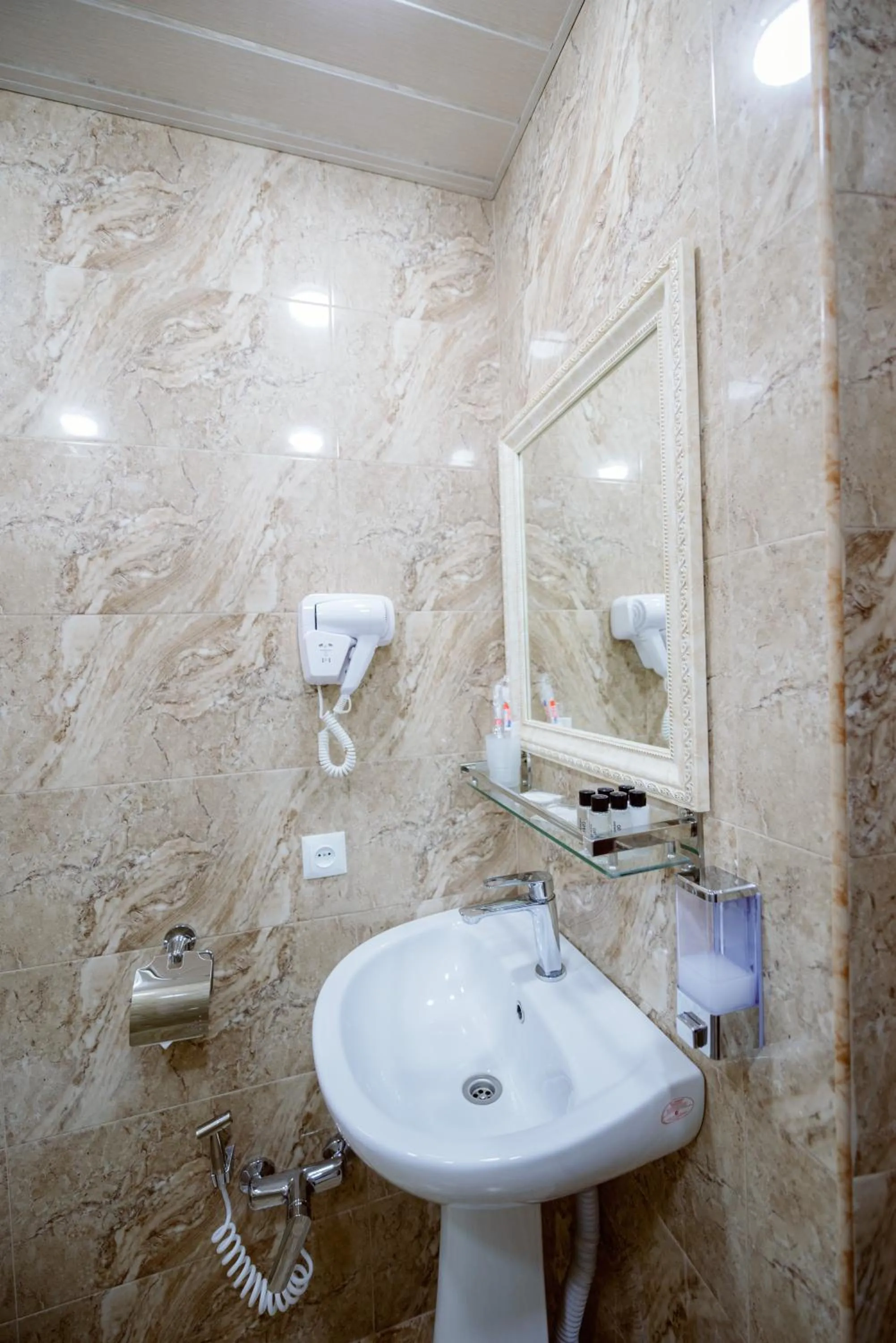 Shower in Opera Avenue Hotel