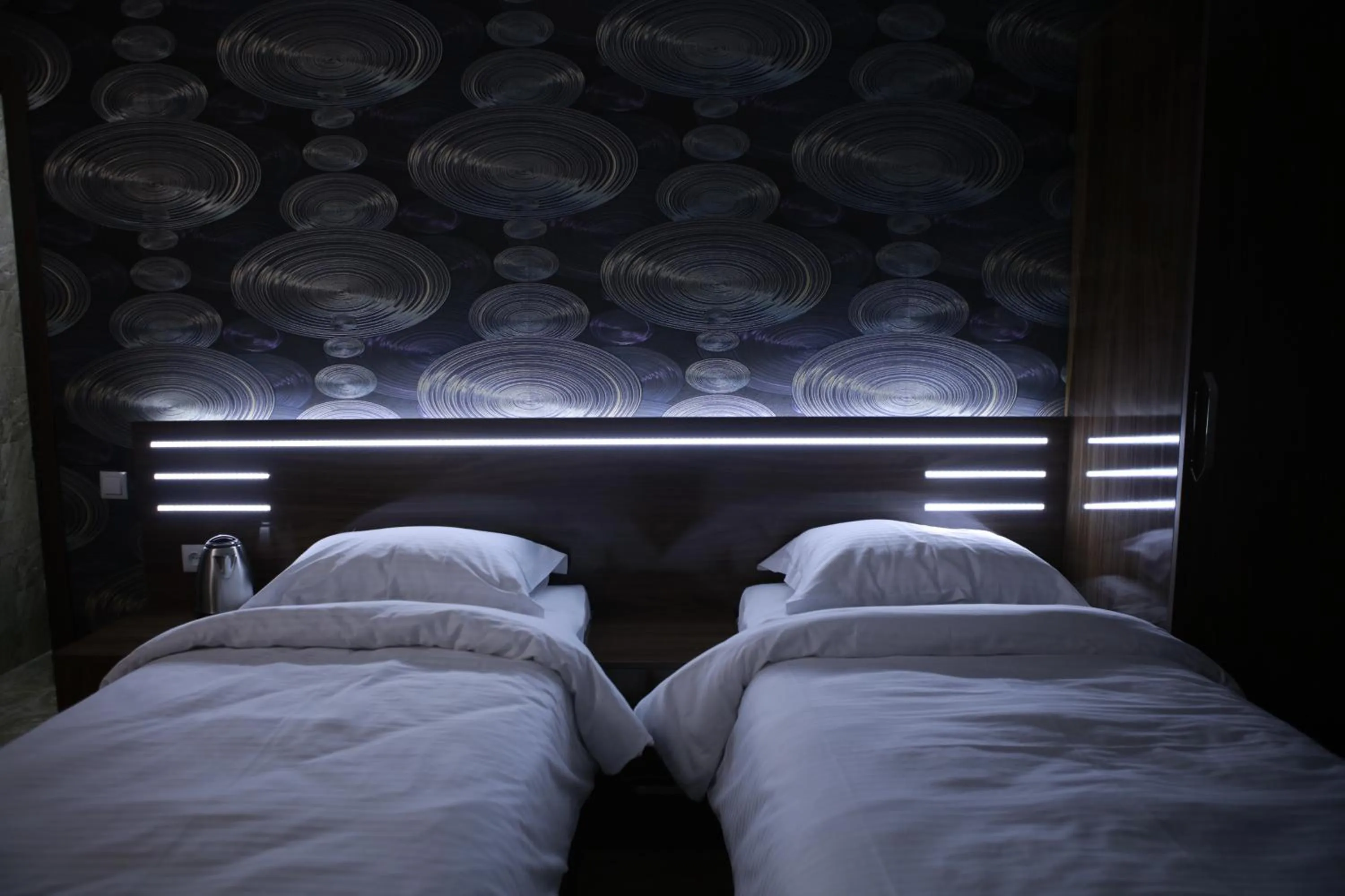 Shower, Bed in Opera Avenue Hotel