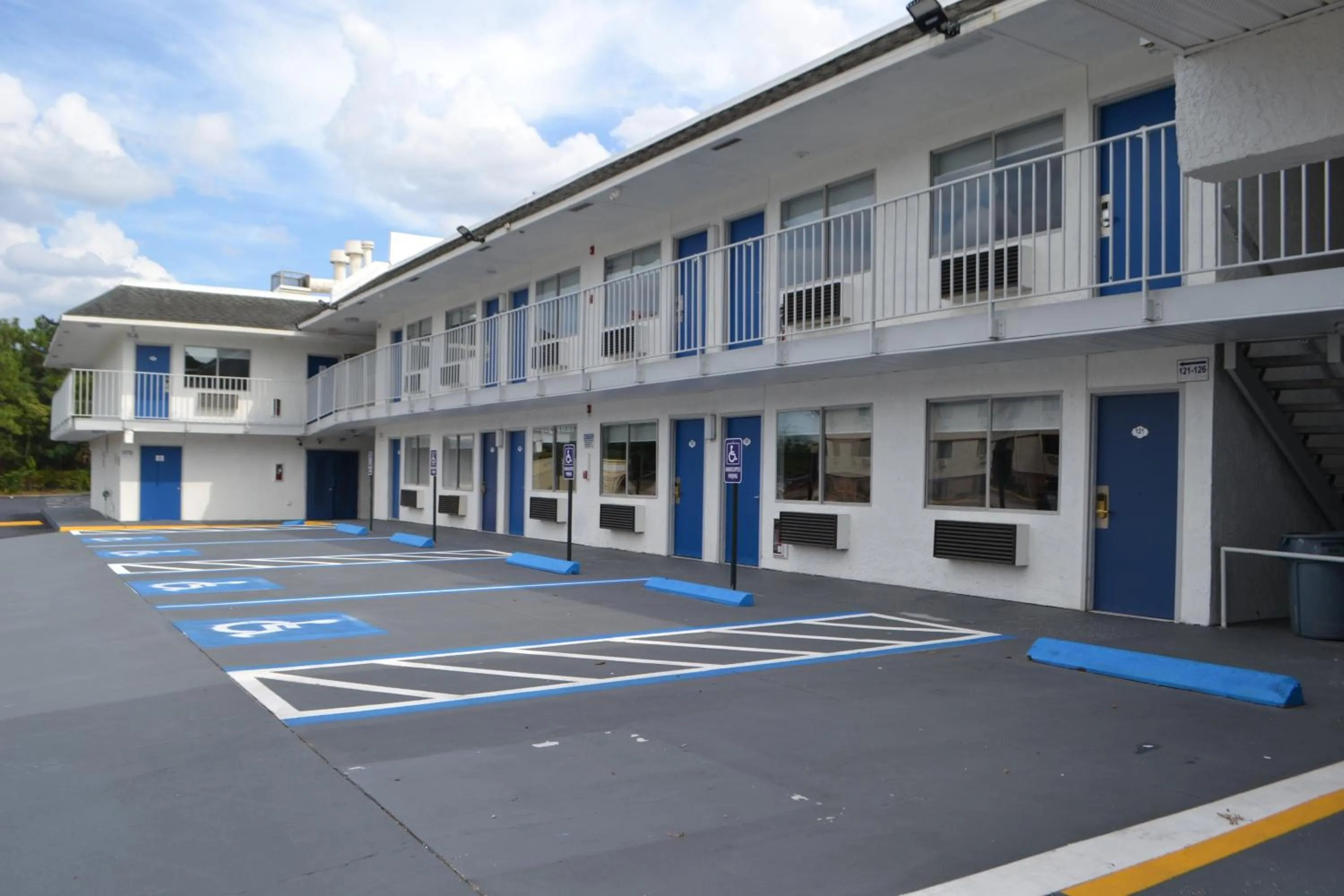 Property building in Noble Suites Jacksonville