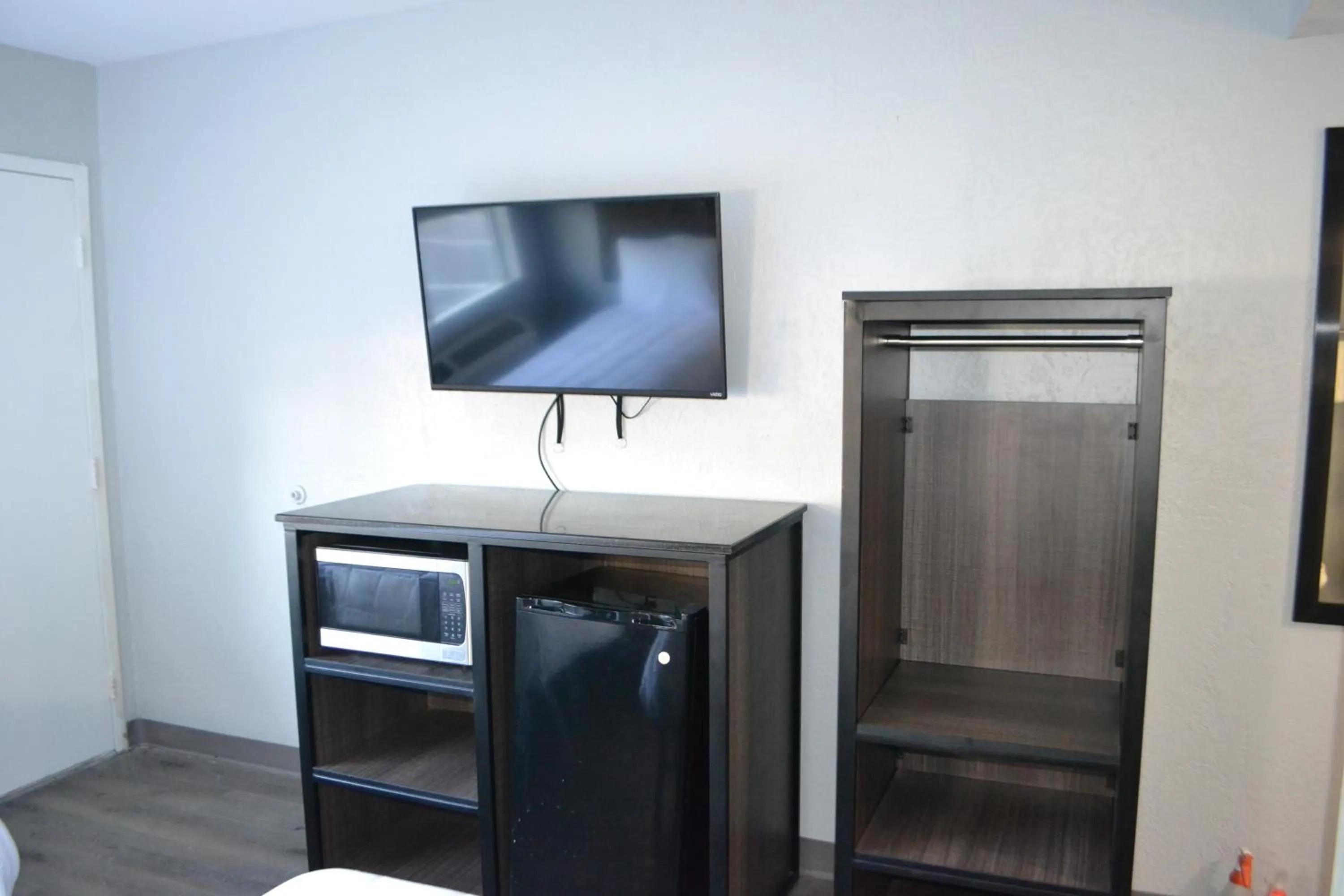 TV and multimedia in Noble Suites Jacksonville