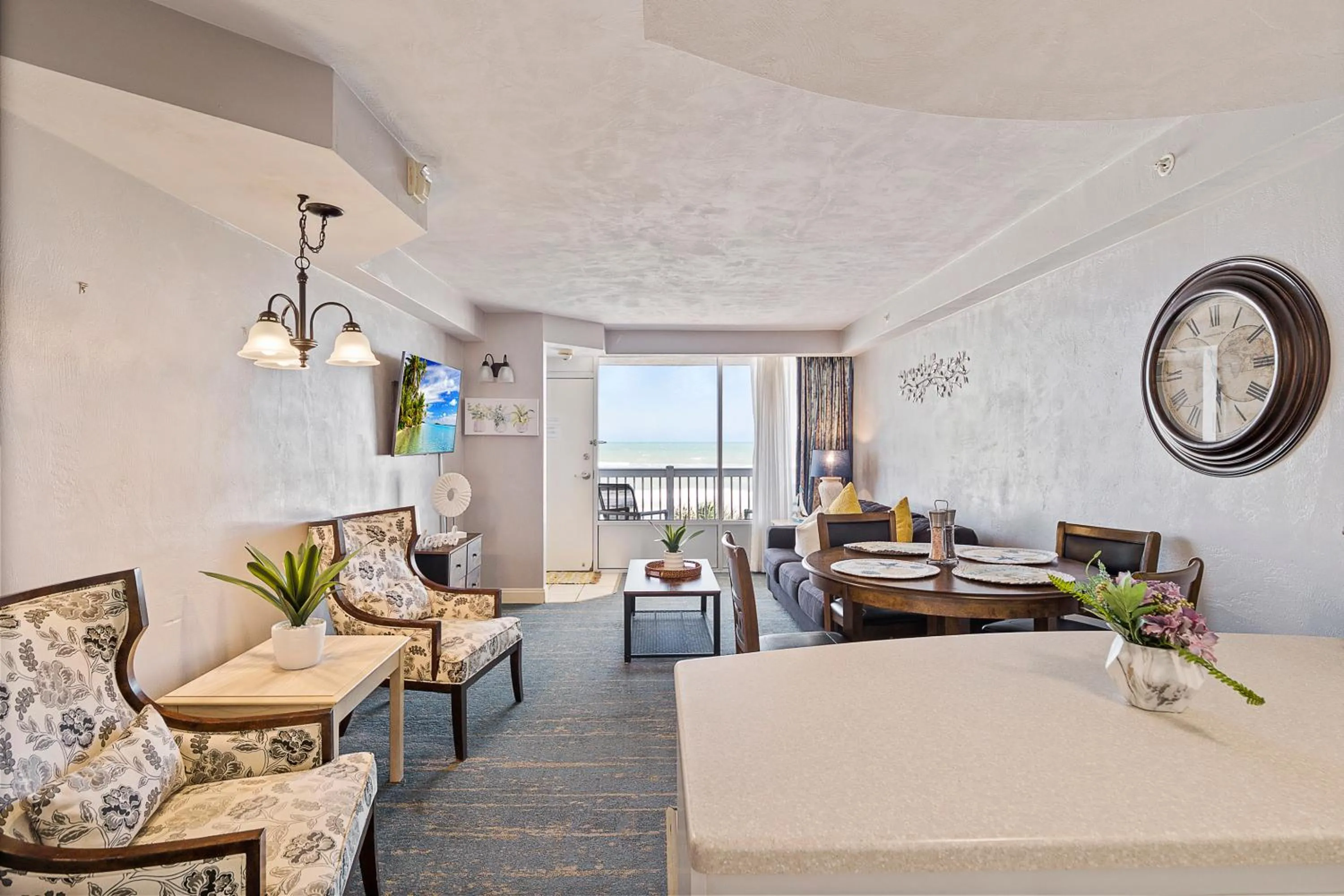 Living room, Bed in Sunrise & Beach View - Daytona Beach Resort
