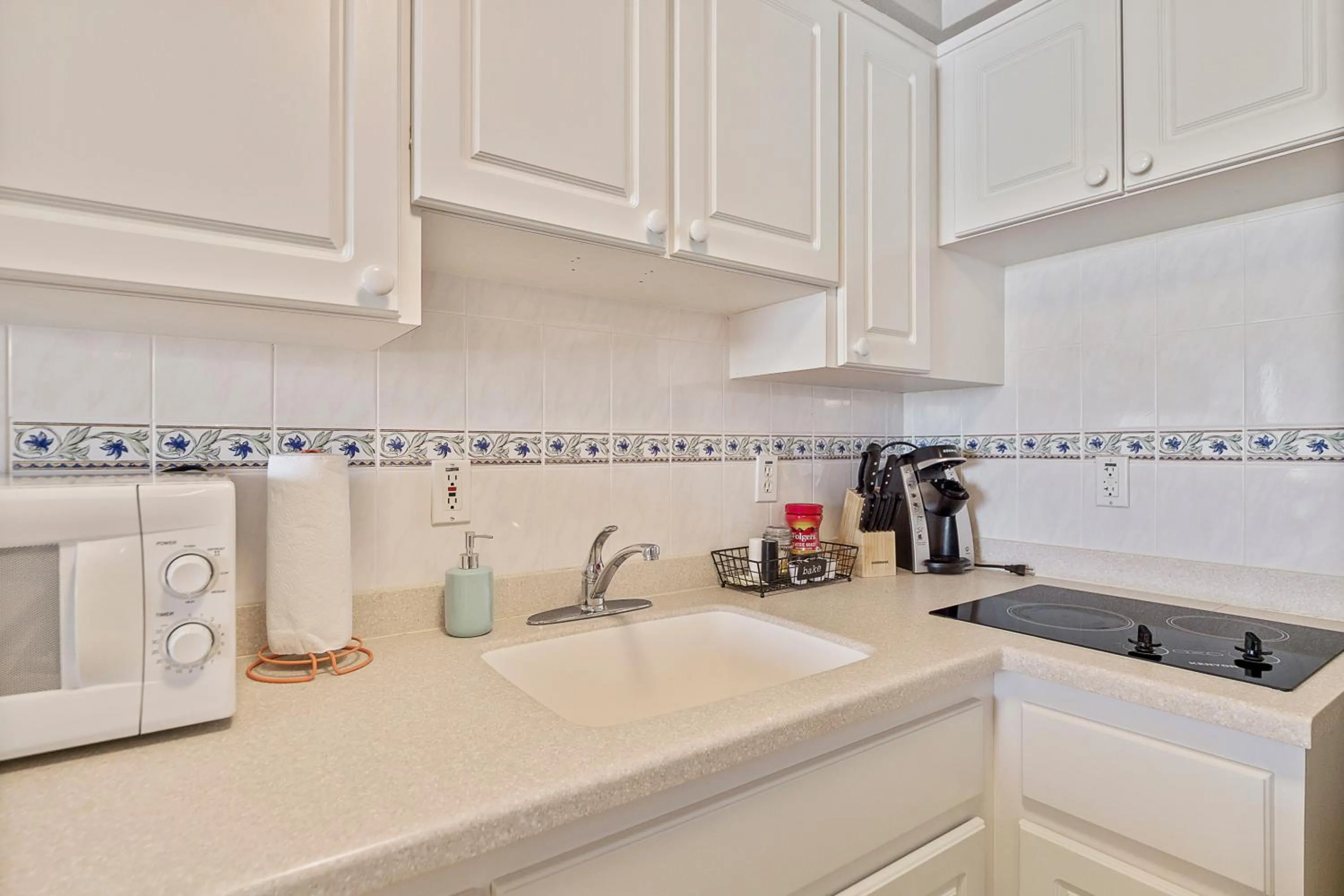 Kitchen or kitchenette in Sunrise & Beach View - Daytona Beach Resort
