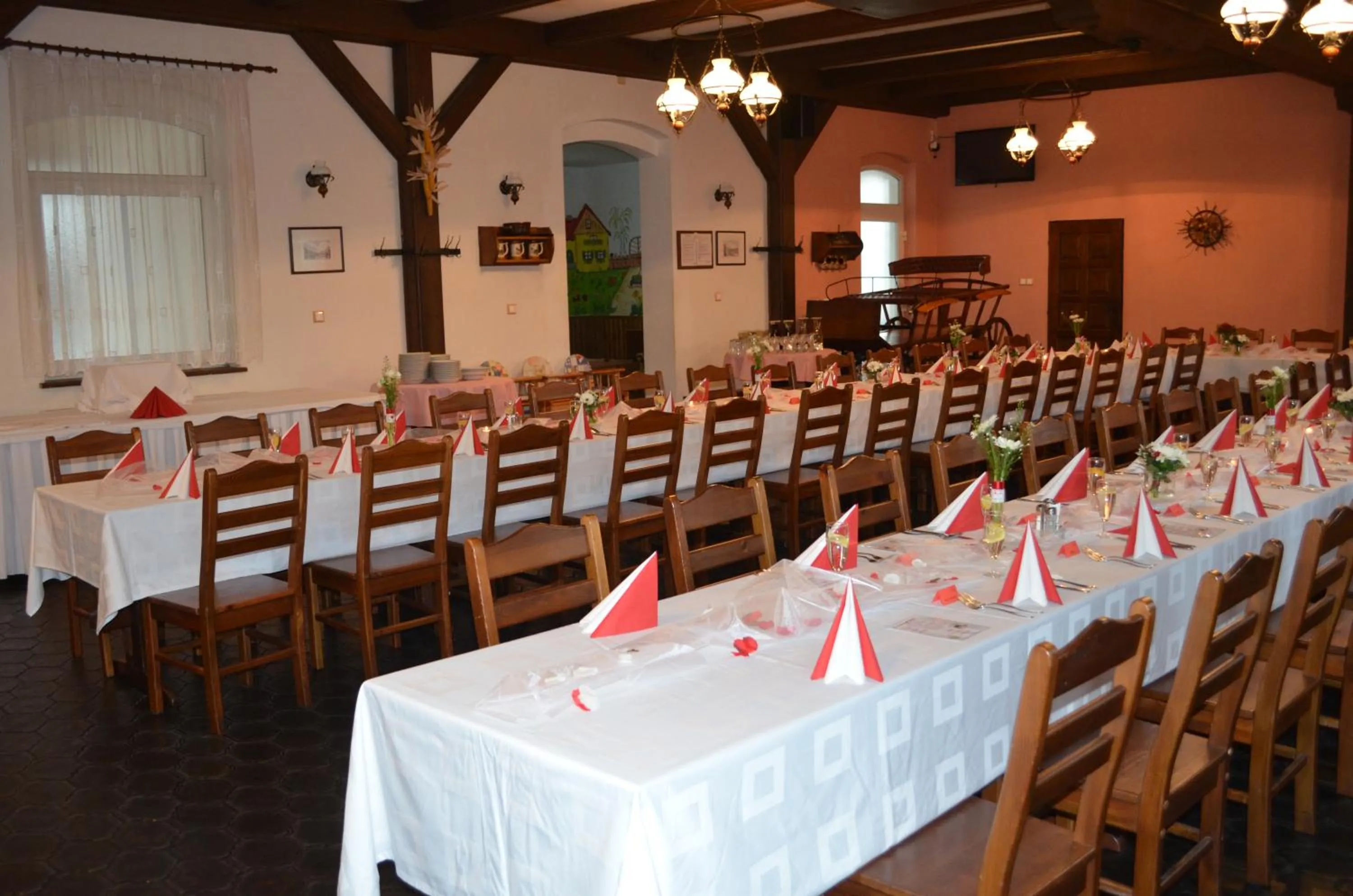 Restaurant/places to eat in Hotel Na Statku