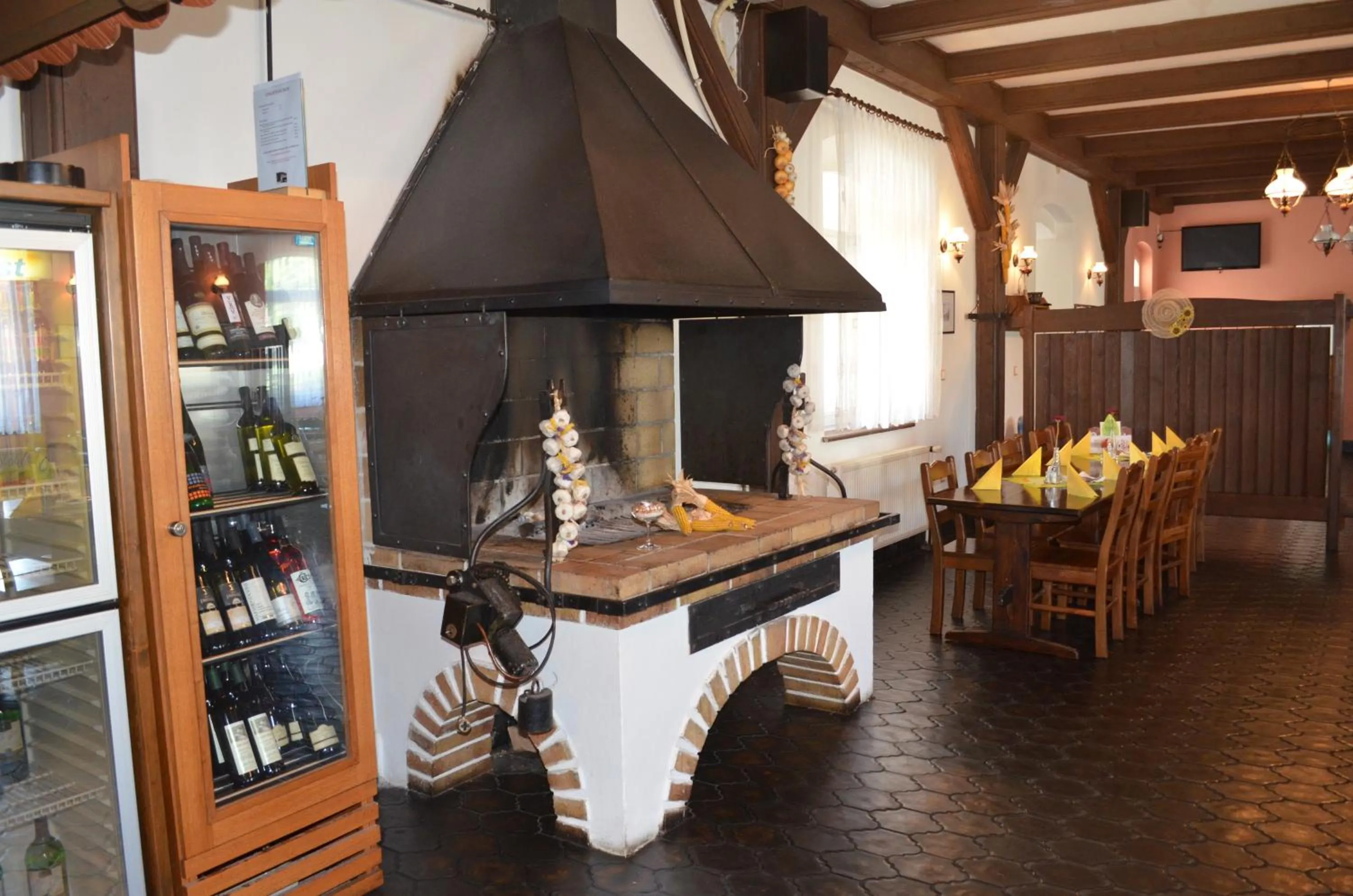 Restaurant/places to eat in Hotel Na Statku