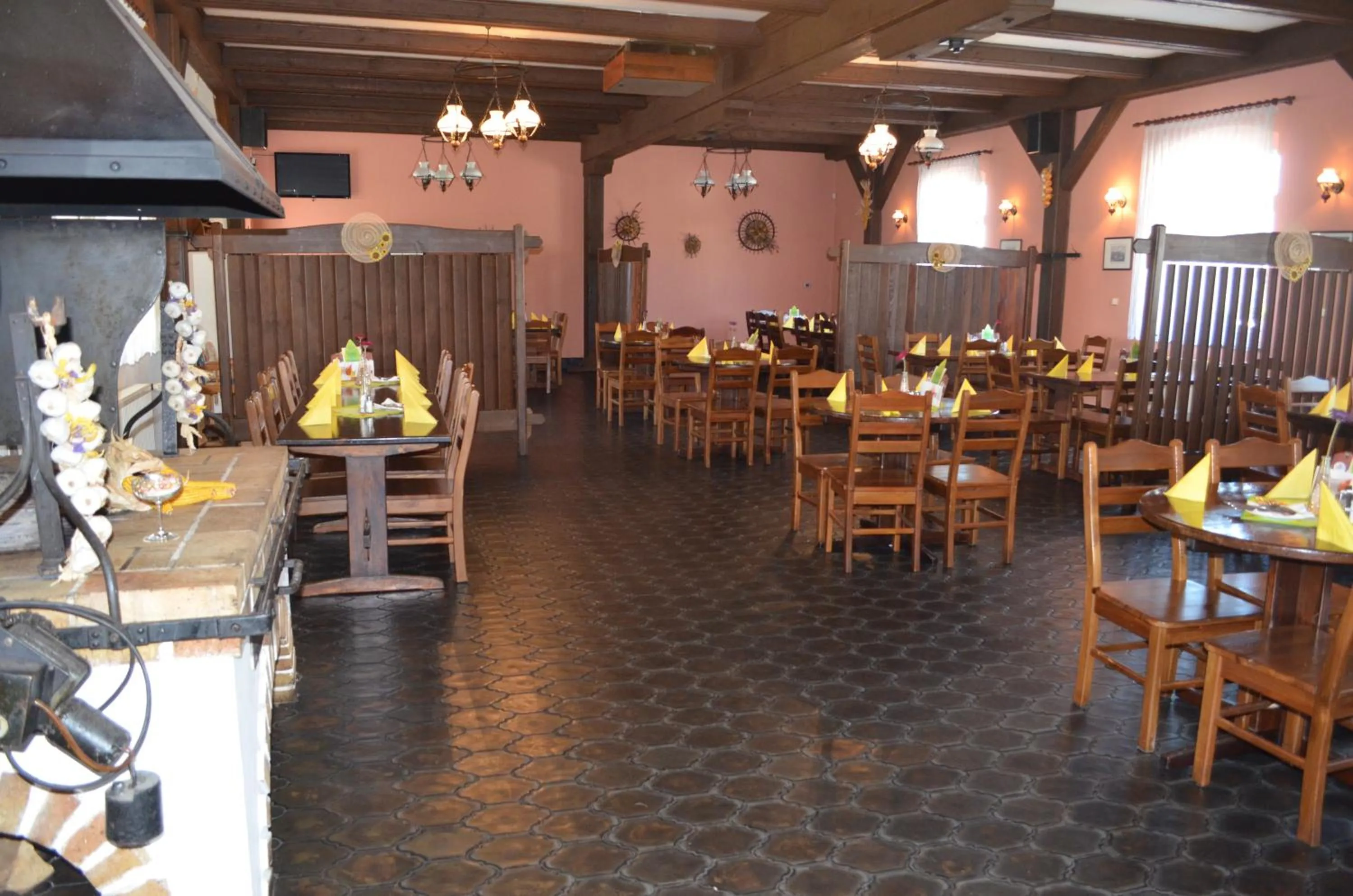 Restaurant/places to eat in Hotel Na Statku