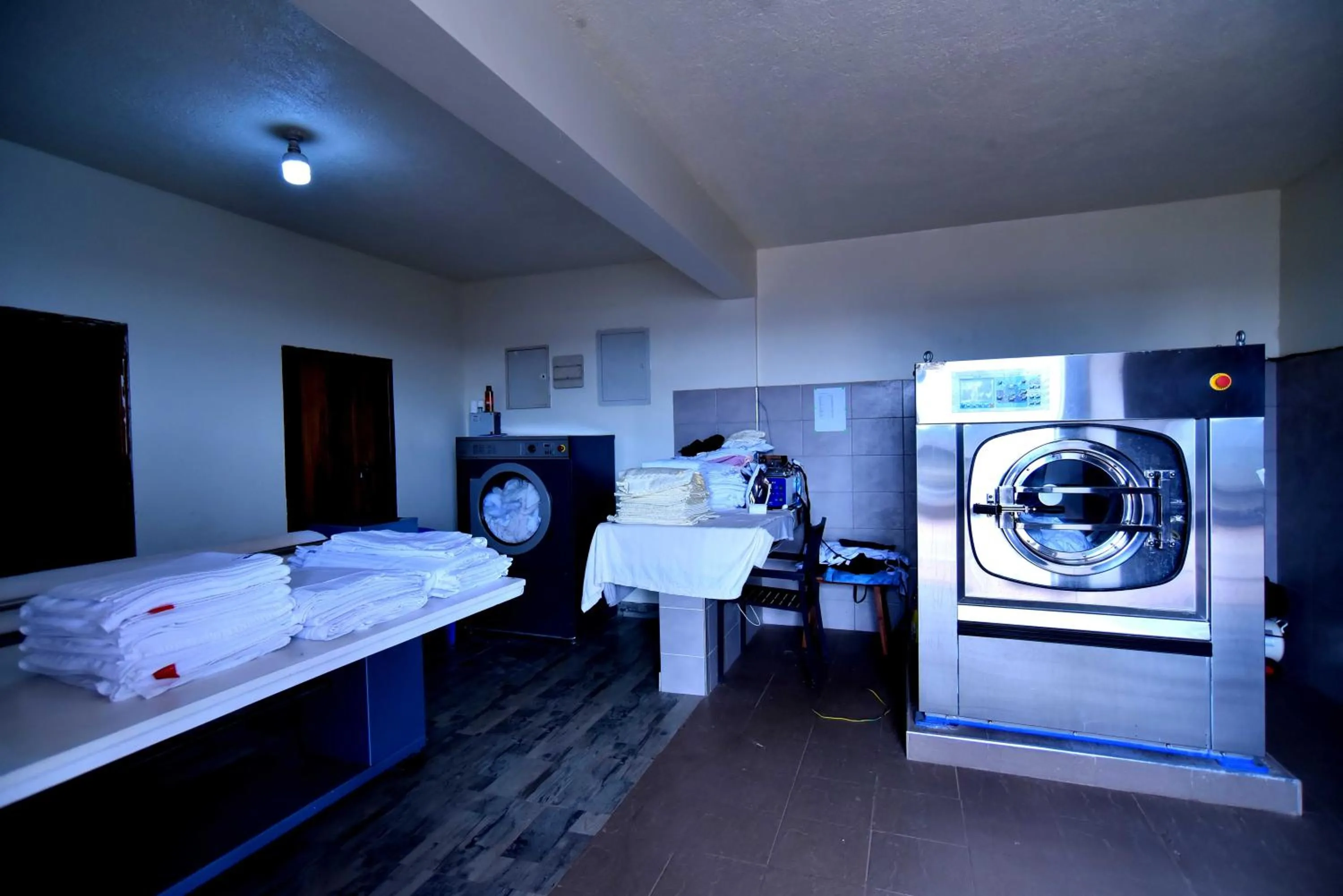 laundry, Bed in Victoria Mews Hotel