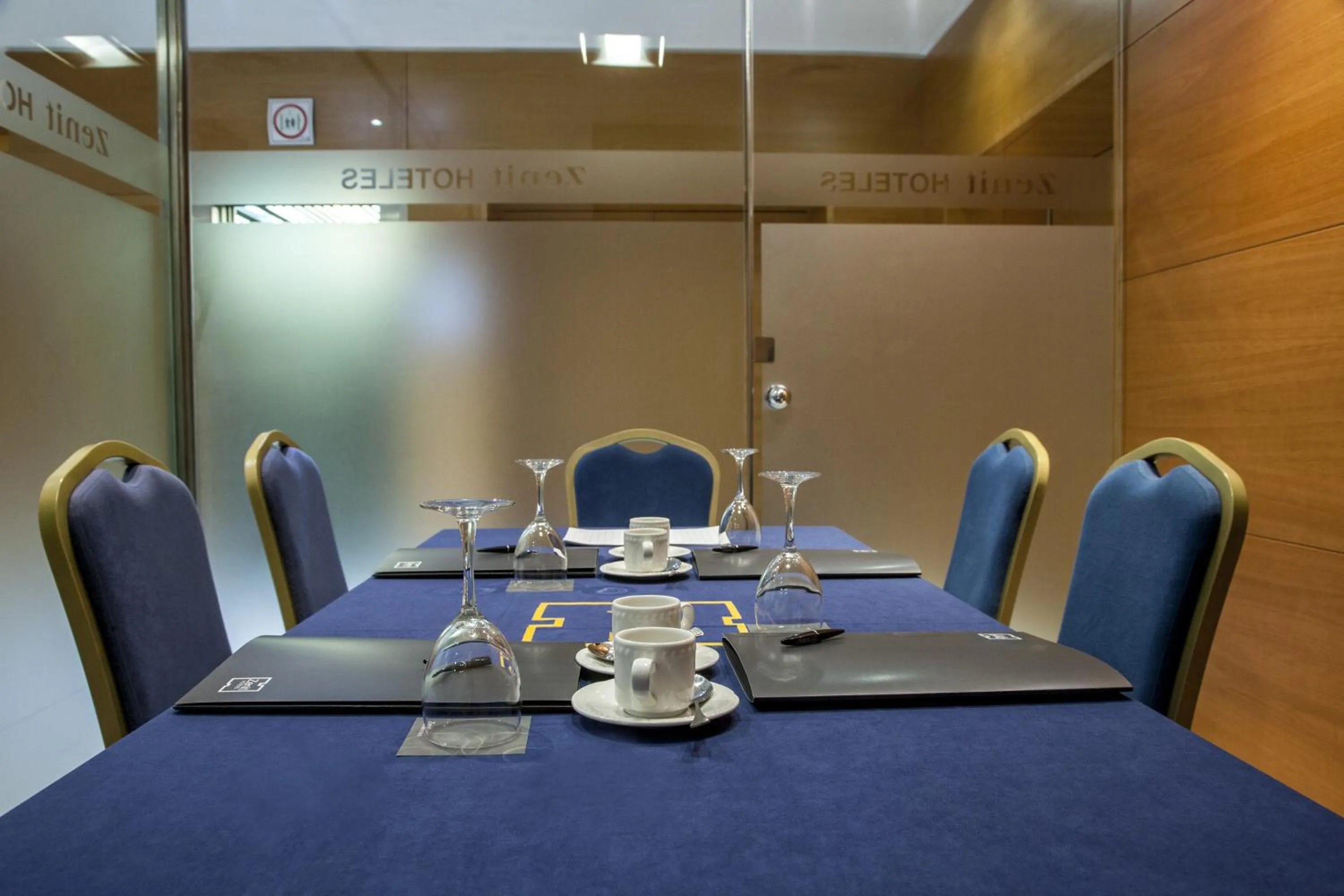 Communal lounge/ TV room in Zenit Málaga