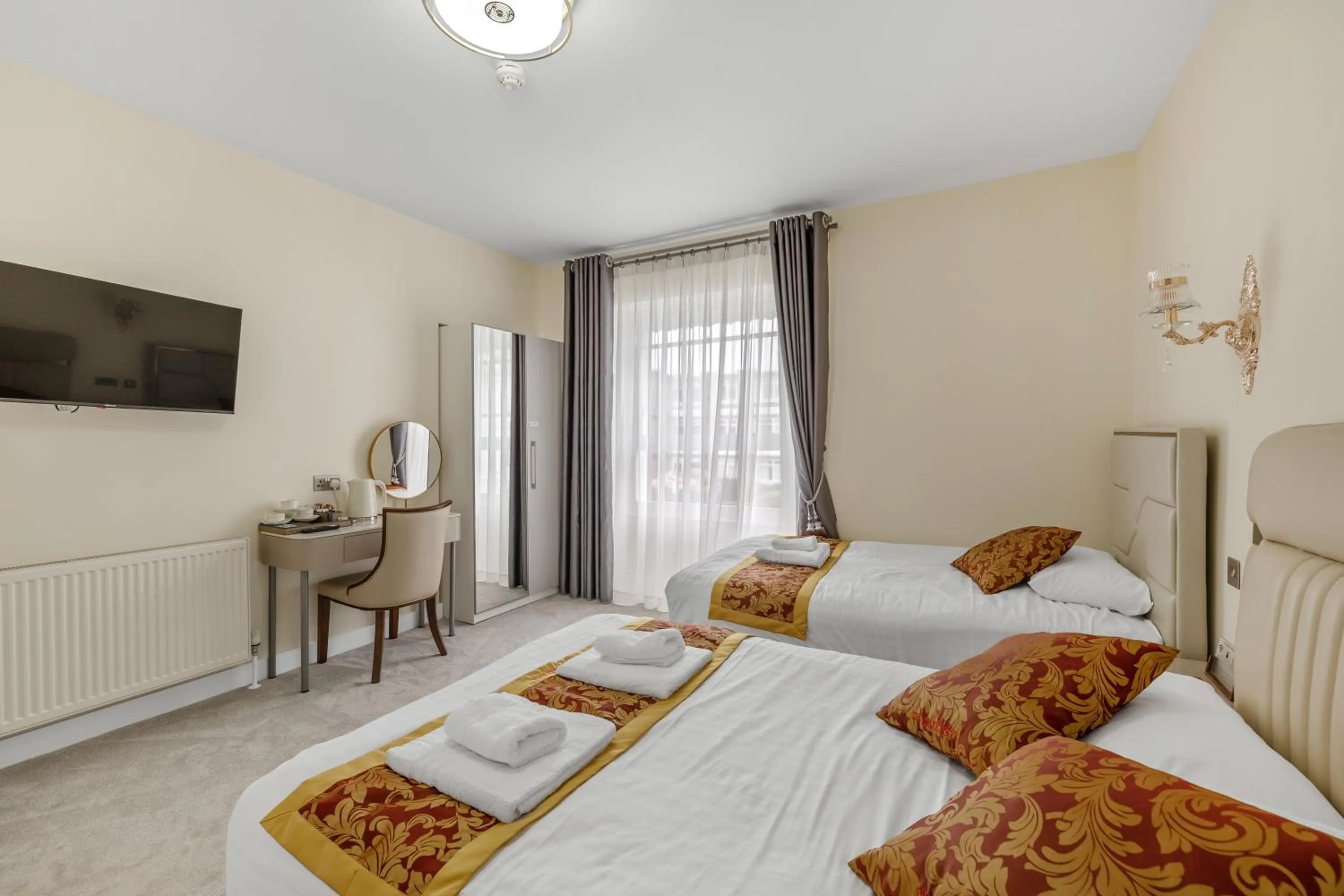 Bedroom, Bed in Drake Hotel Plymouth