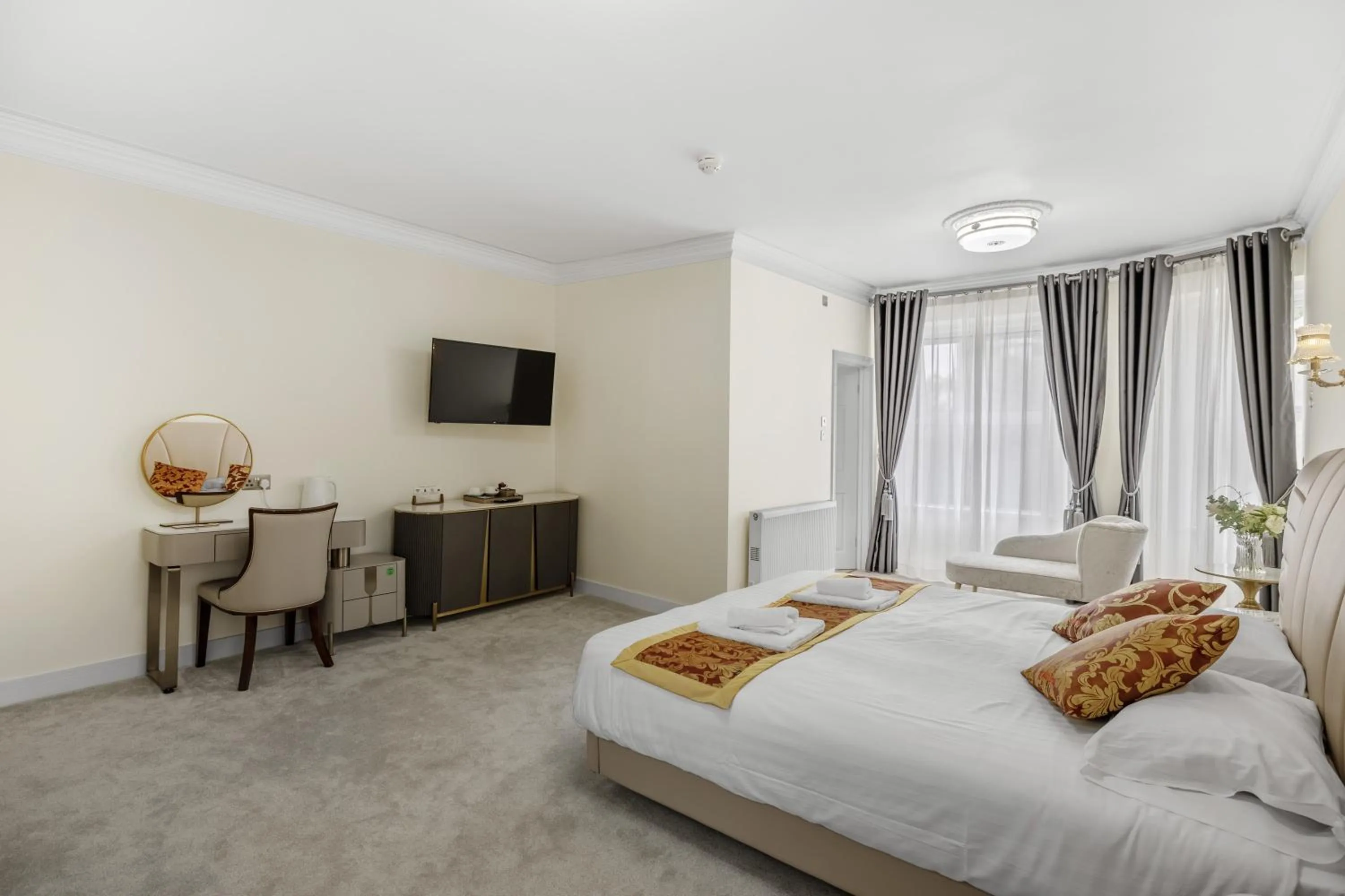 Photo of the whole room, Bed in Drake Hotel Plymouth