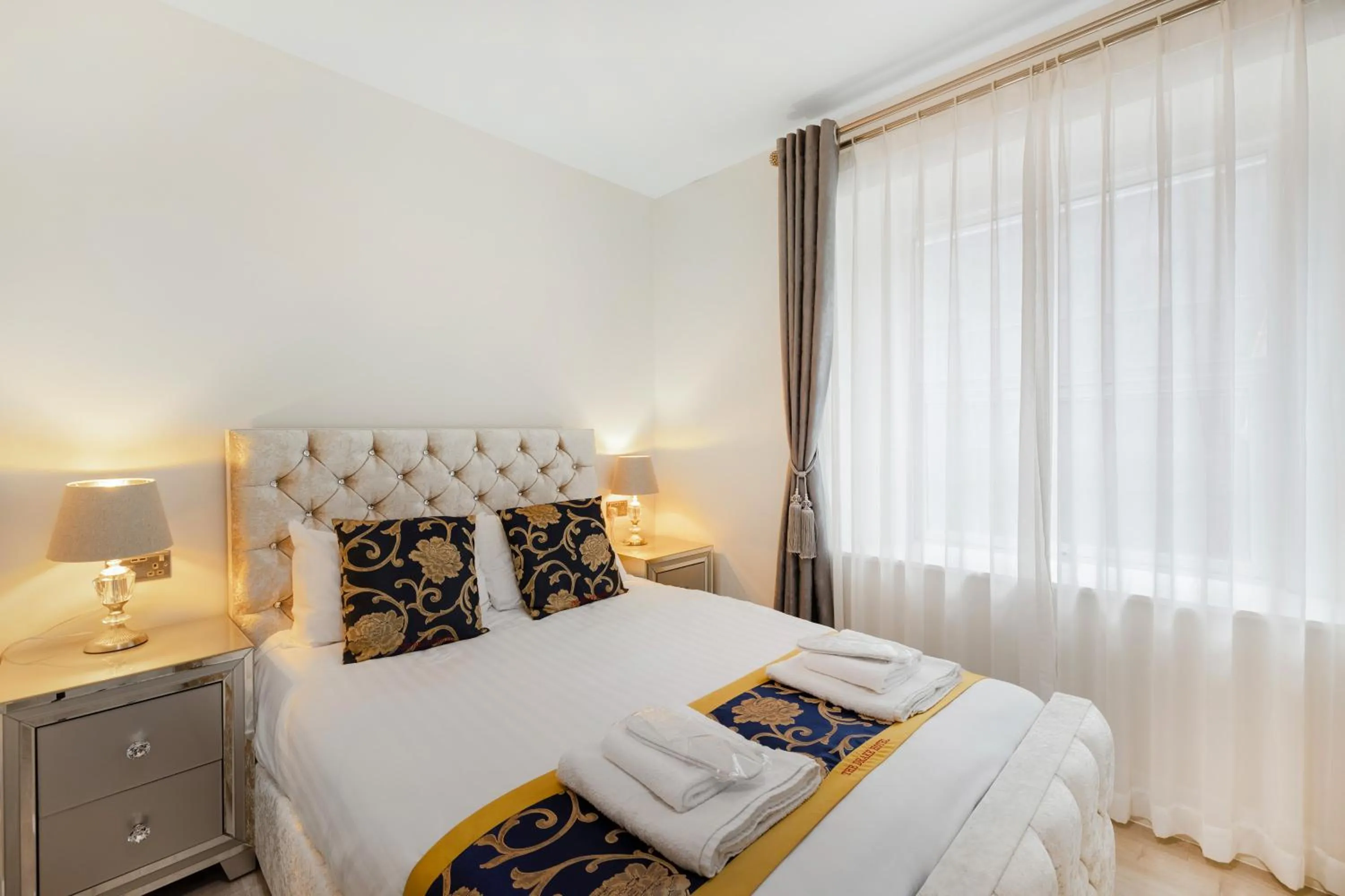 Bedroom, Bed in Drake Hotel Plymouth