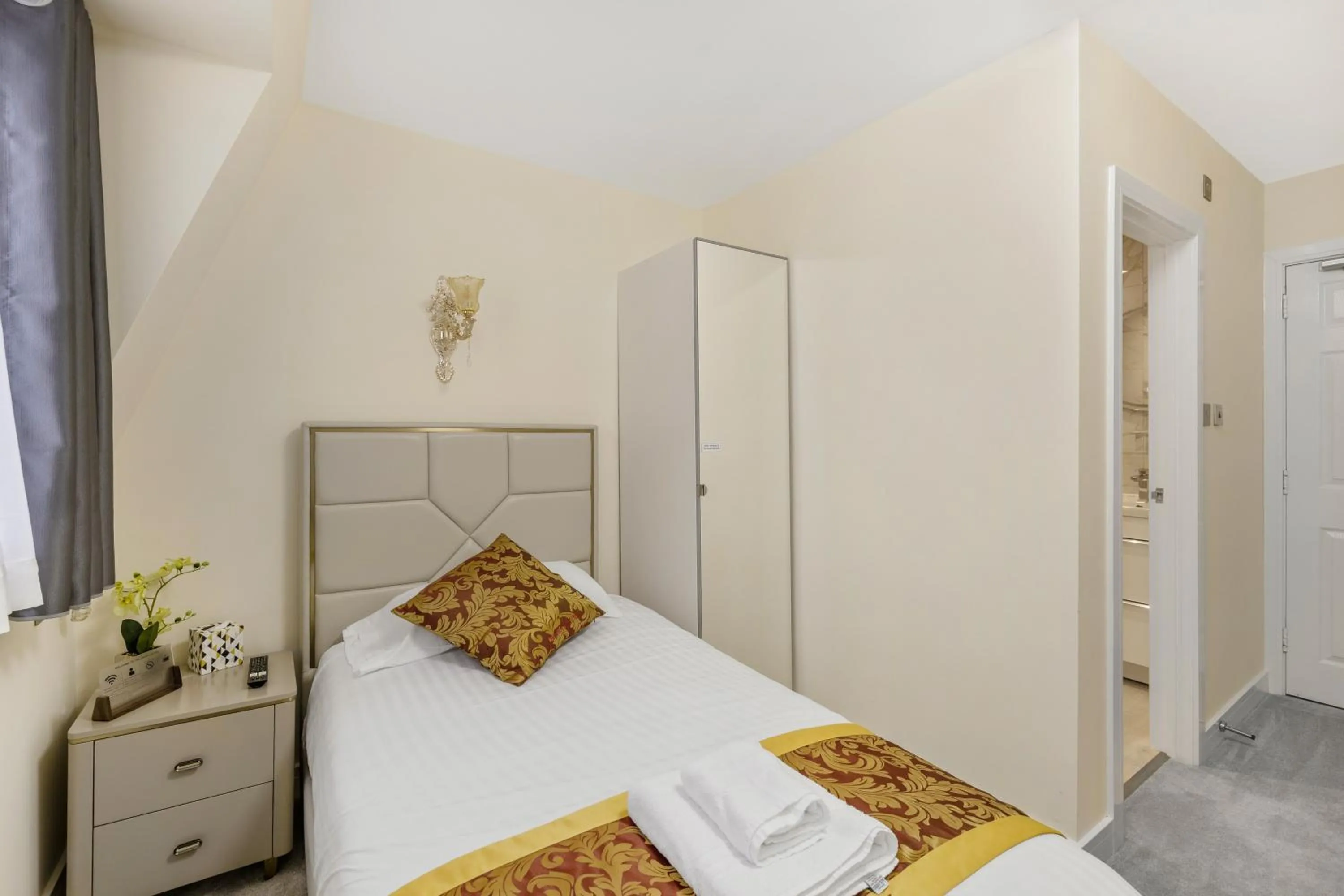 Bed in Drake Hotel Plymouth