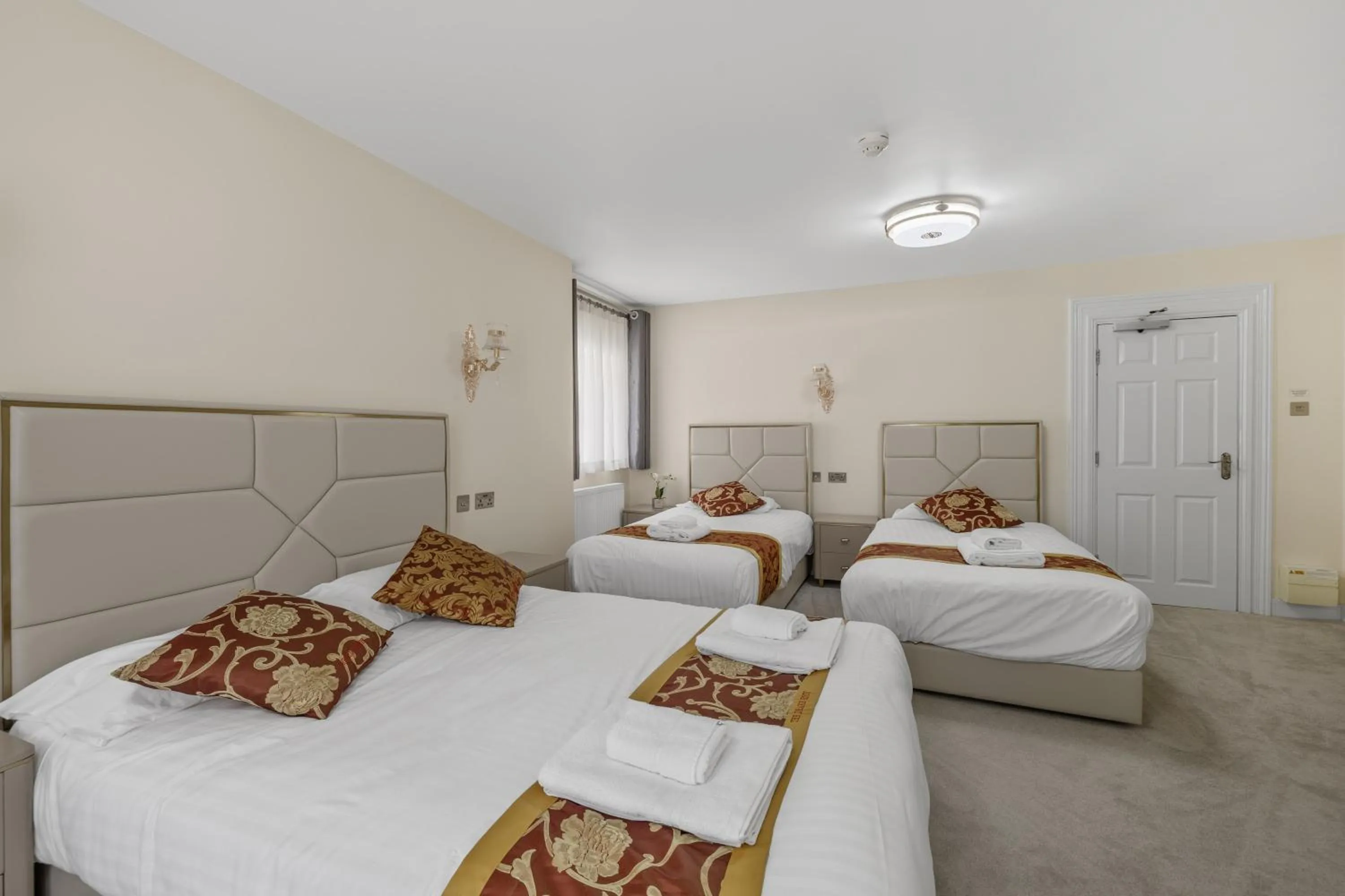 Bedroom, Bed in Drake Hotel Plymouth