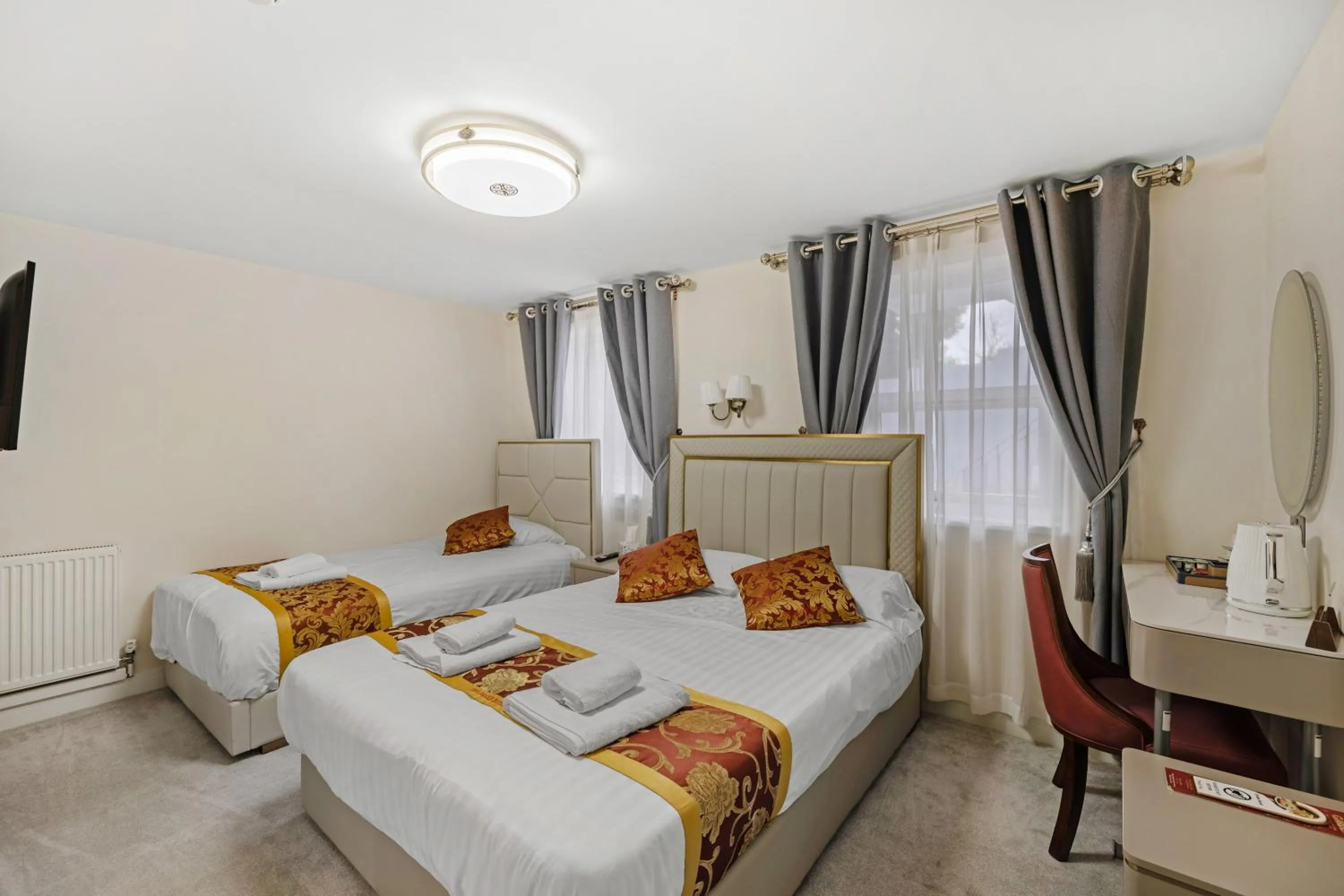 Bedroom, Bed in Drake Hotel Plymouth