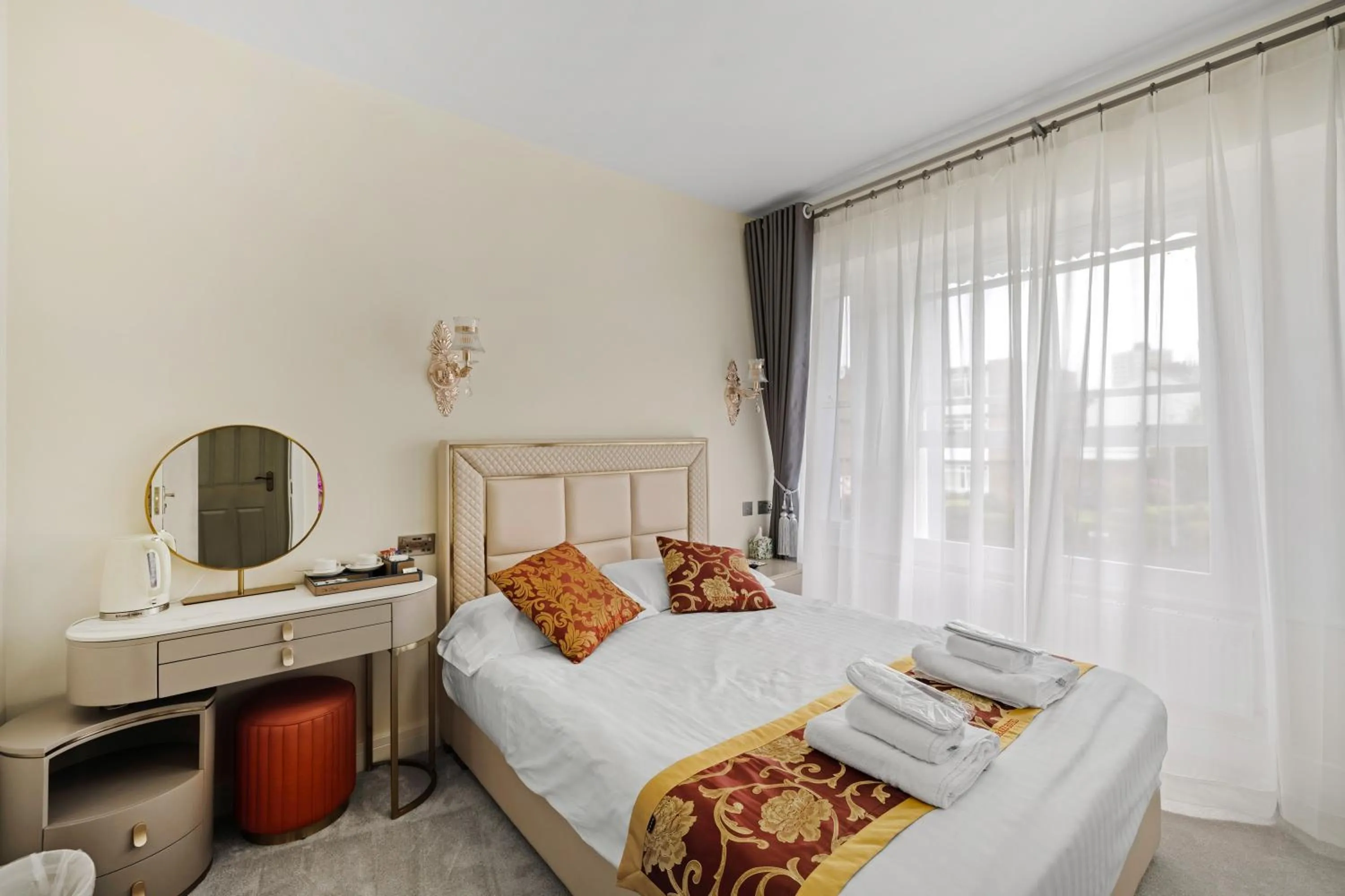 Bedroom, Bed in Drake Hotel Plymouth