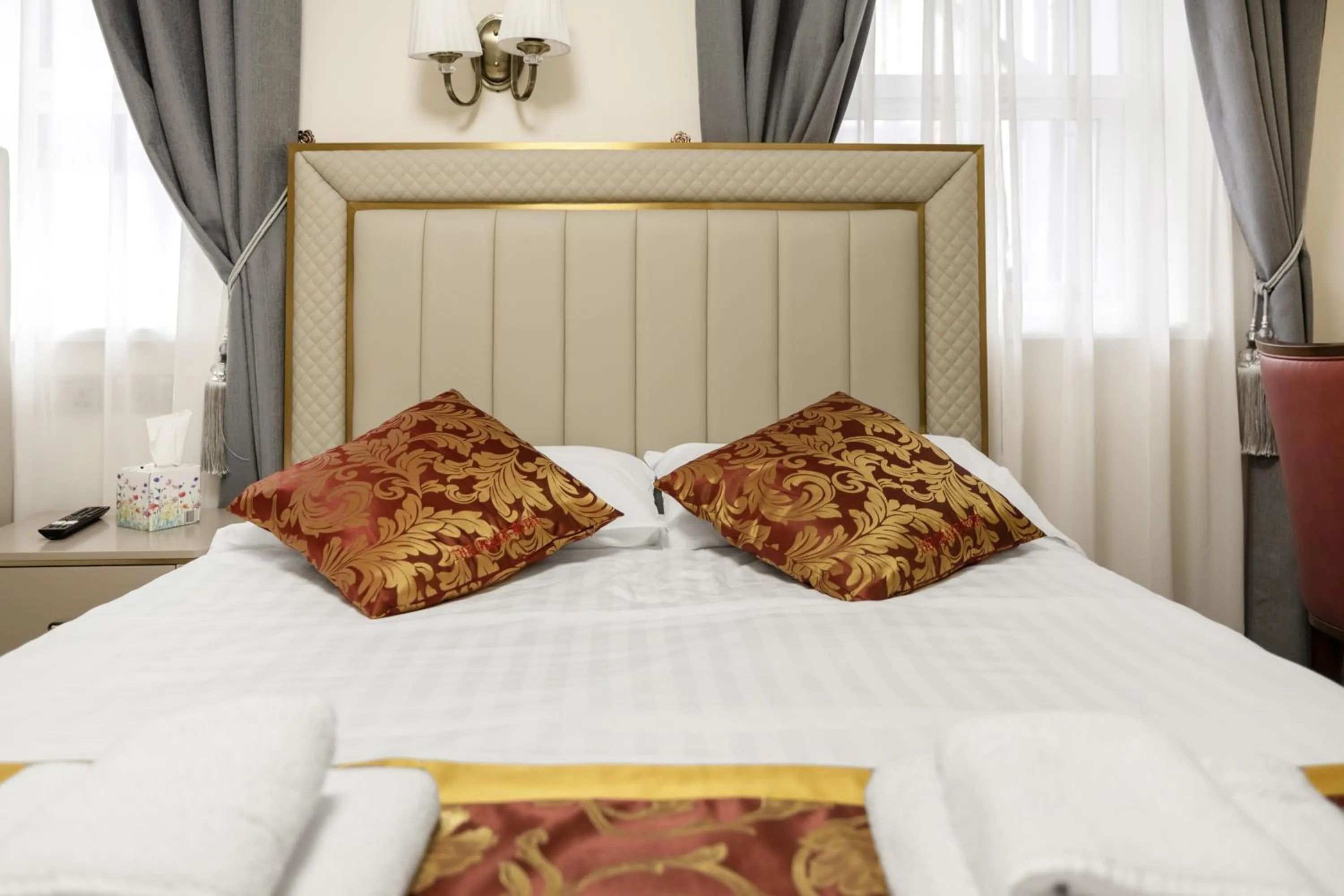 Bedroom, Bed in Drake Hotel Plymouth